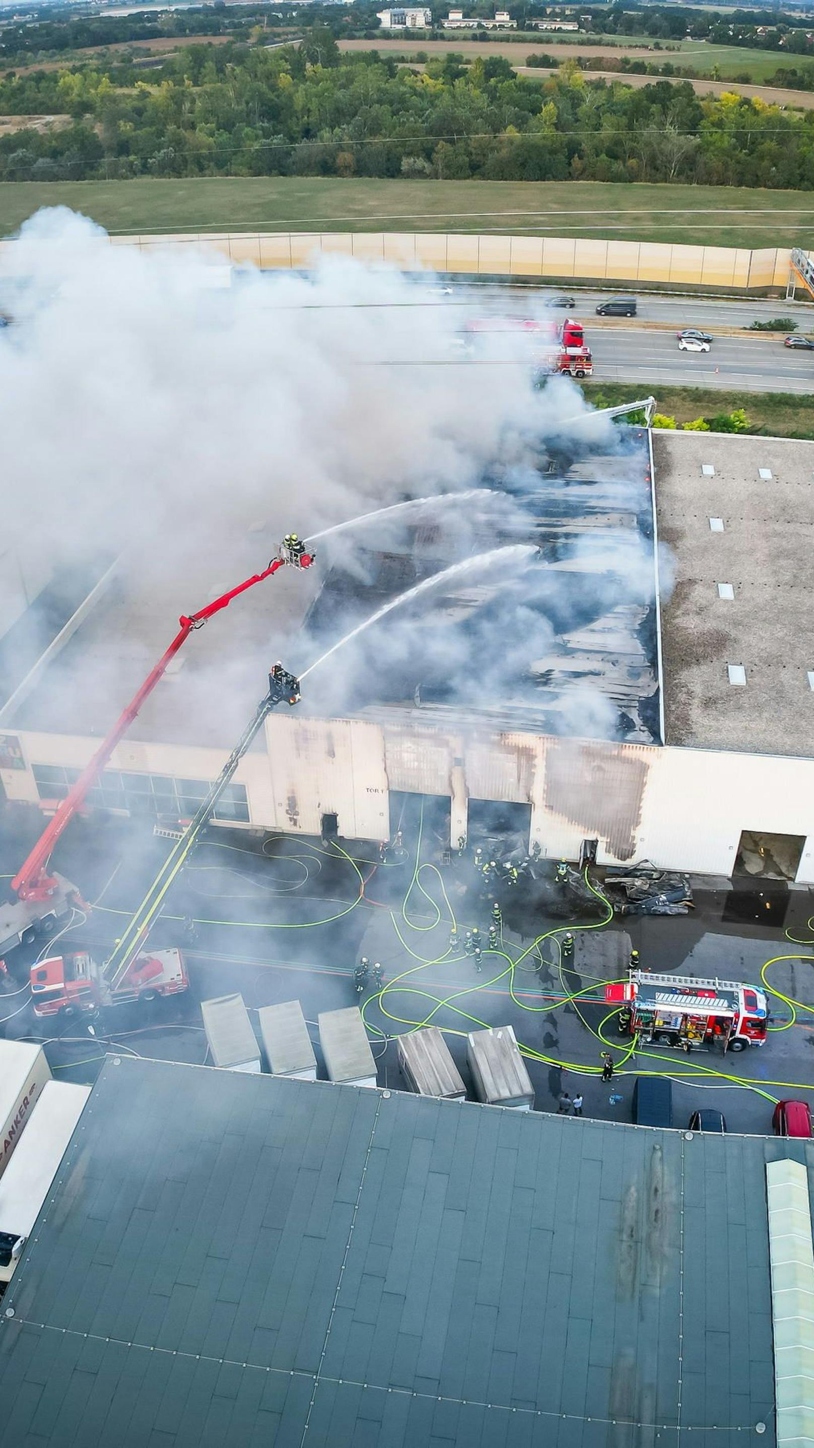 Großbrand bei der A2 fordert vier Verletzte