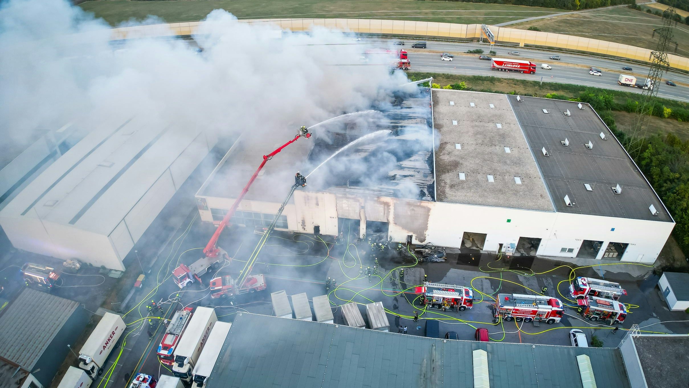 Großbrand in Industriegebiet in NÖ