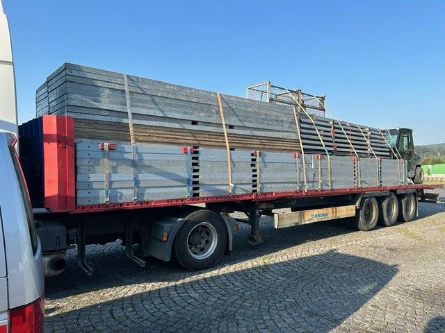 Der Lkw wurde im Zuge der Kontrollen aus dem Verkehr gezogen. Der 30-jährige Fahrer wurde angezeigt.