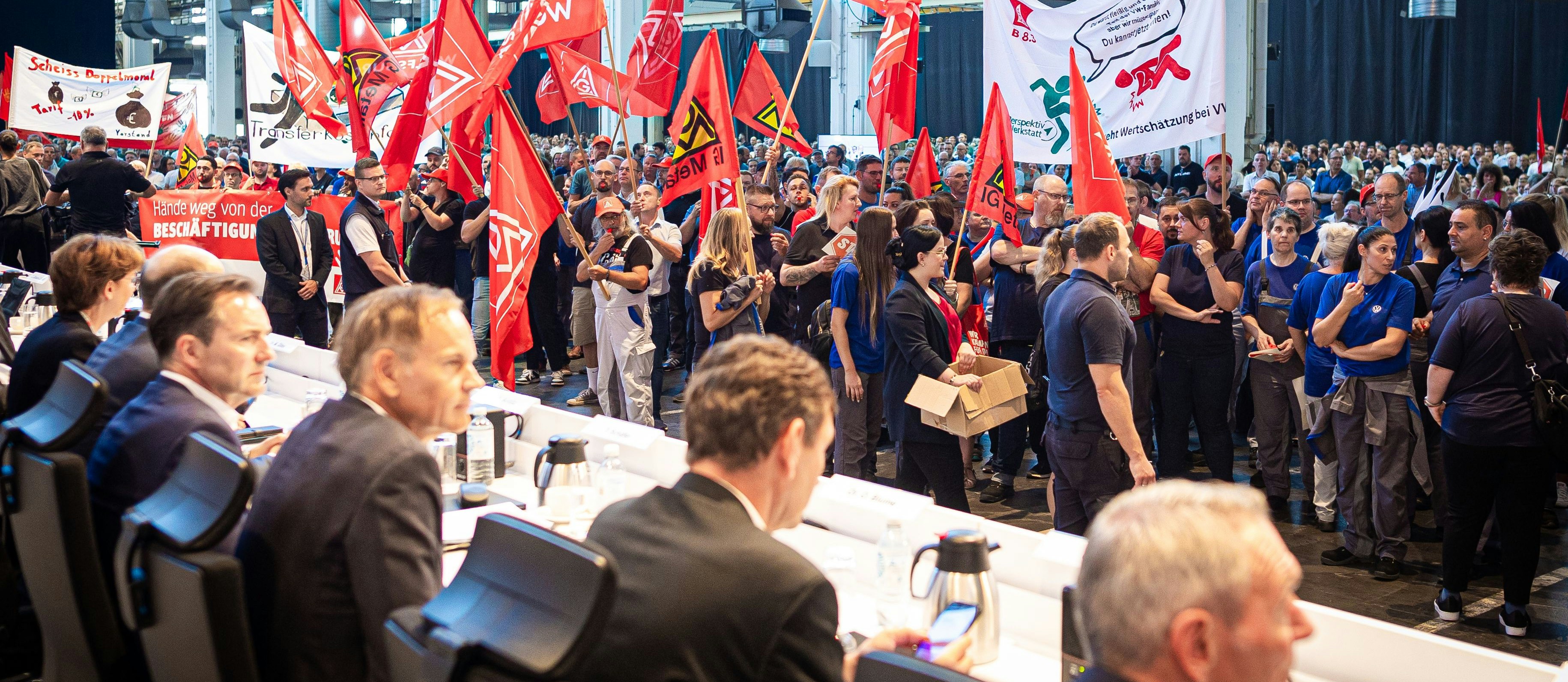 Bei einer Betriebsversammlung Anfang September erläuterte der VW-Vorstand (im Bild links) tausenden Mitarbeitern die Notwendigkeit der Sparpläne. Dabei kam es zu lautstarken Protesten