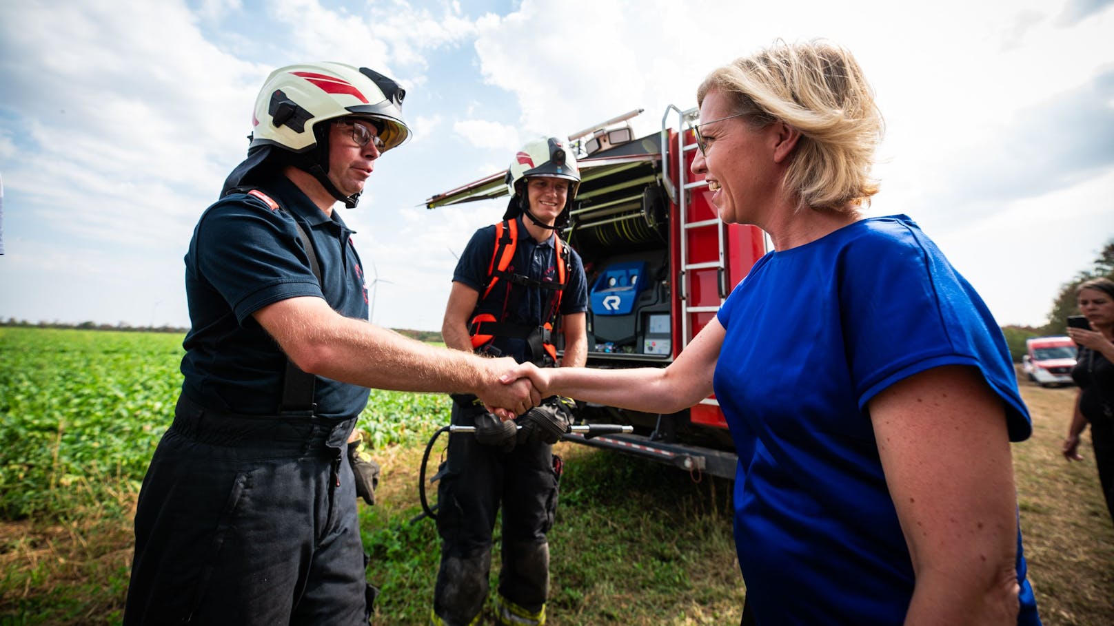 Ministerin Gewessler machte sich ein Bild der Lage in Gänserndorf und dankte den Einsatzkräften.