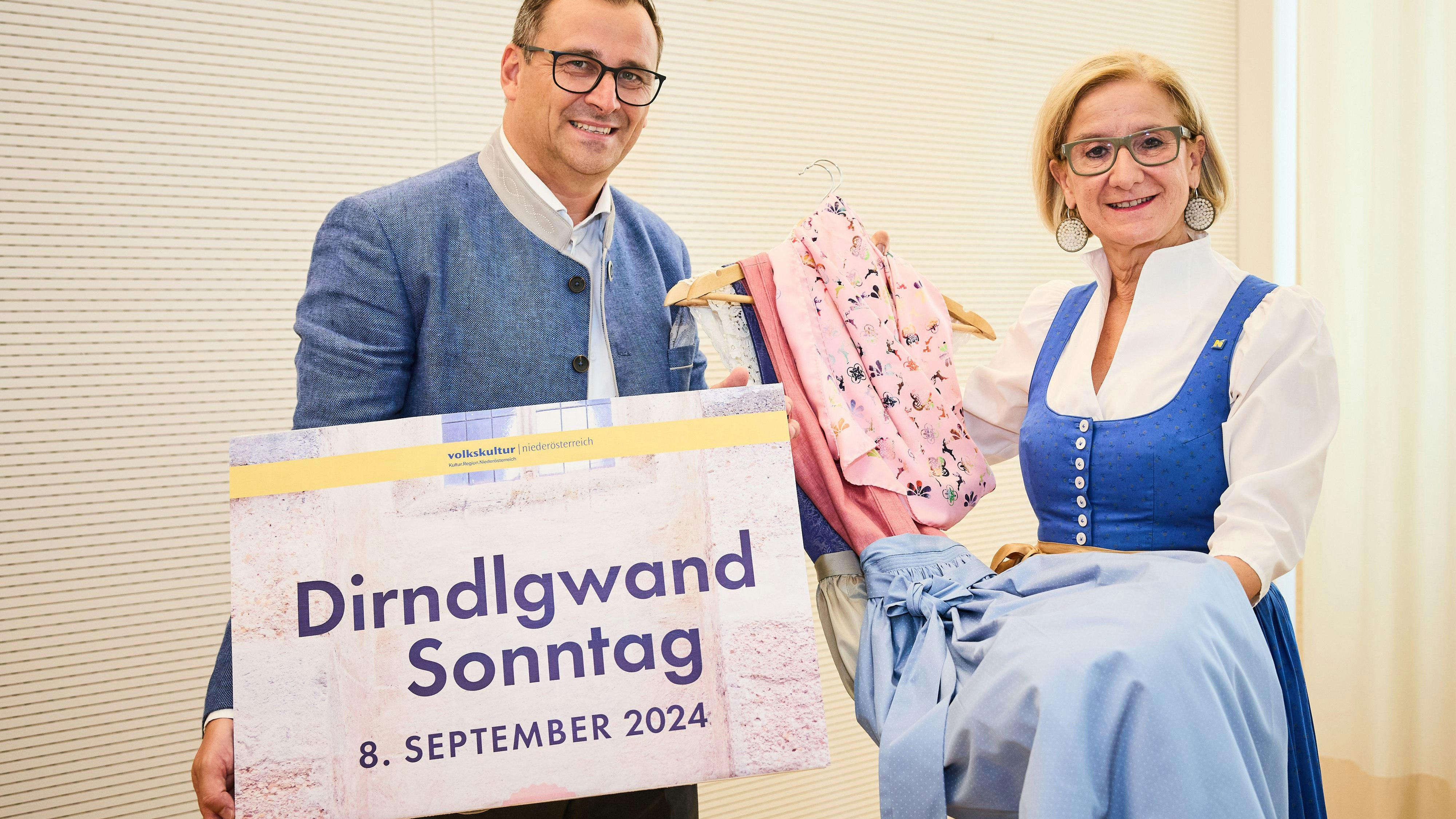 Johanna Mikl-Leitner mit Volkskultur NÖ Geschäftsführer Harald Froschauer