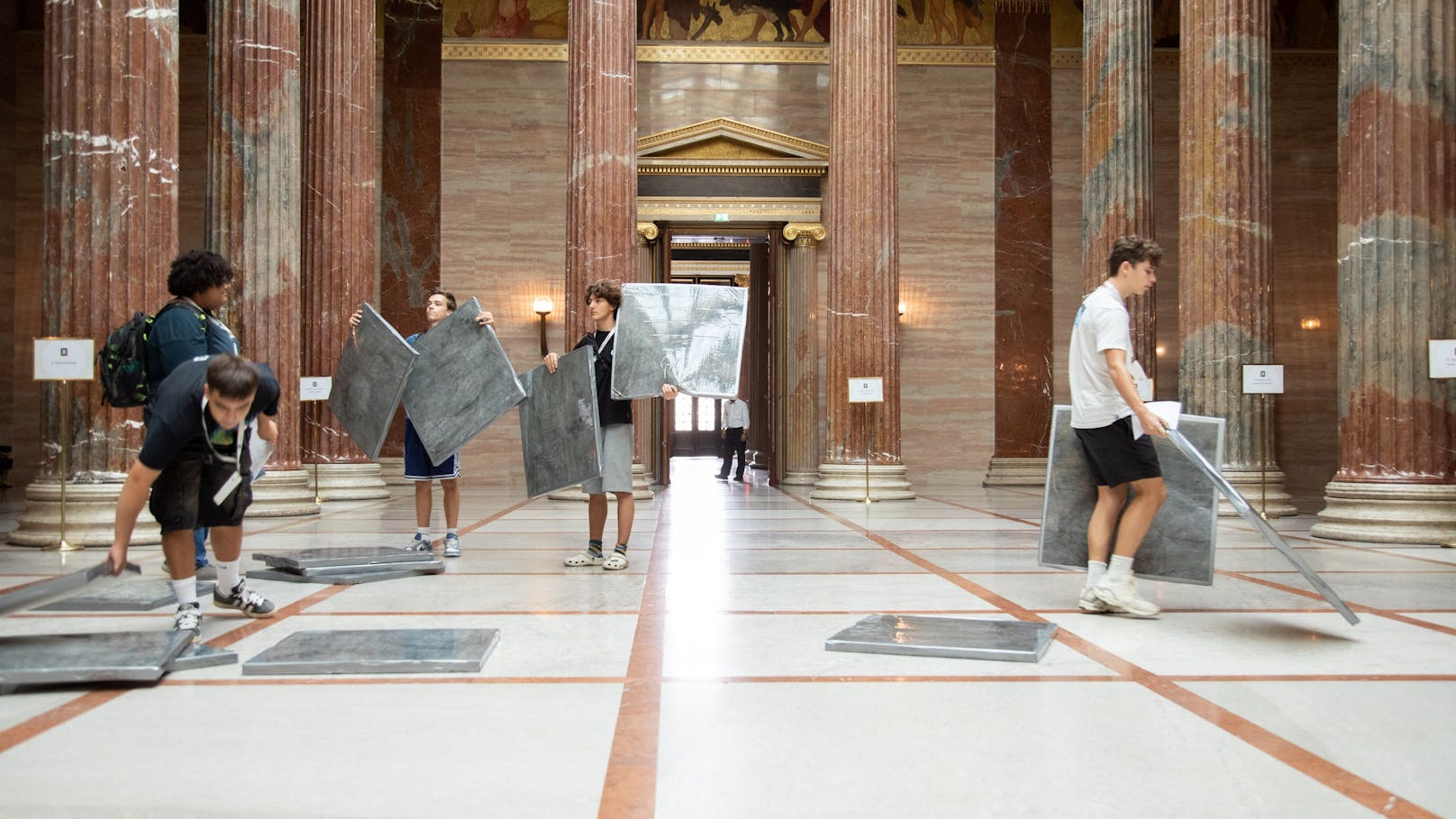 Escape-Spiel im Parlament: In der Säulenhalle verwandelte sich der Boden in ein überdimensionales Brettspiel.