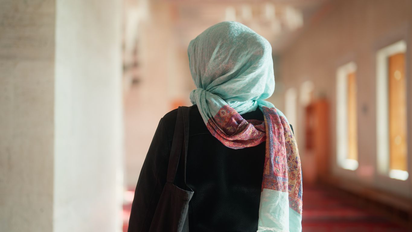 Mädchen (16) wollte kein Kopftuch mehr tragen: Bruder stand nun vor Gericht.