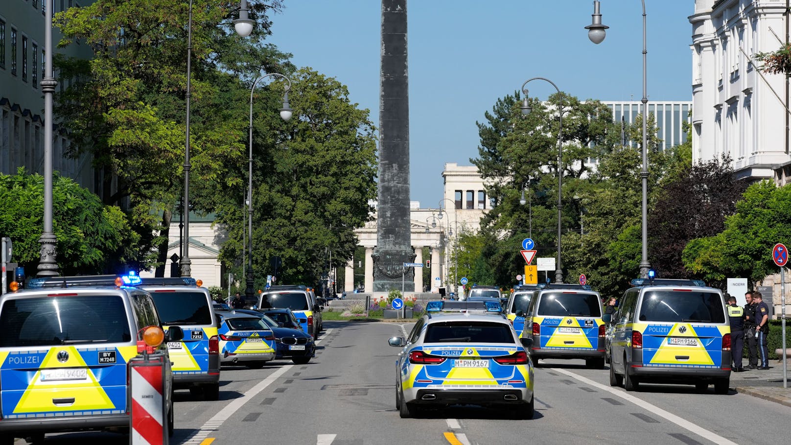 Die Polizei rückte sofort mit einem Großaufgebot an Kräften aus.