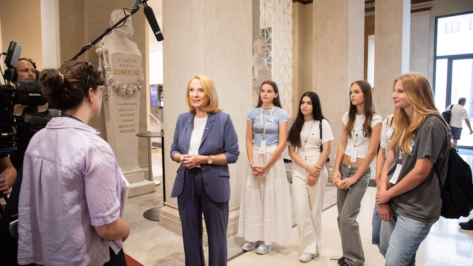 Zweite Nationalratspräsidentin Doris Bures (SPÖ) mit Teilnehmerinnen des Escape-Spiels "Der Demokratie auf der Spur" im Parlament.