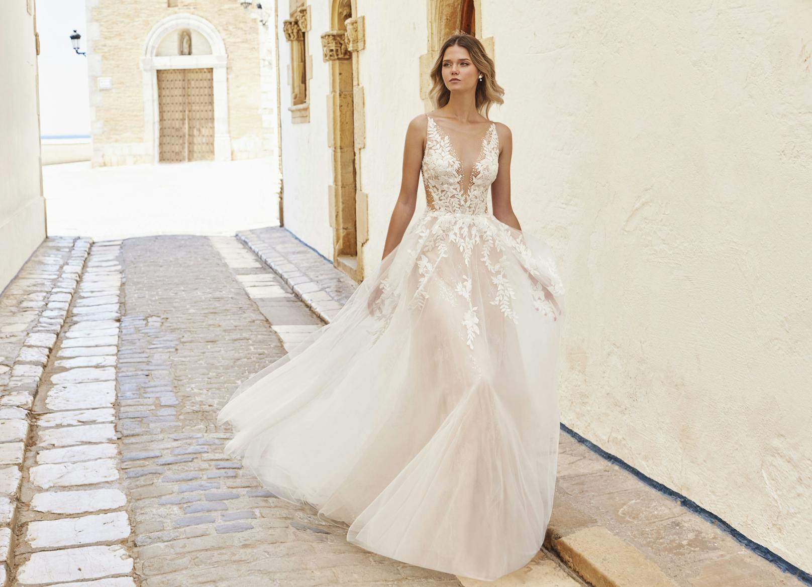 Wunderschön für eine Sommerhochzeit: Brautkleid von Riva Bridal.