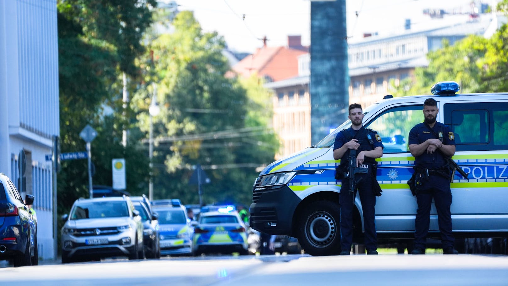 Der Einsatzort wurde großräumig abgesperrt, weitere Verstärkung angefordert.