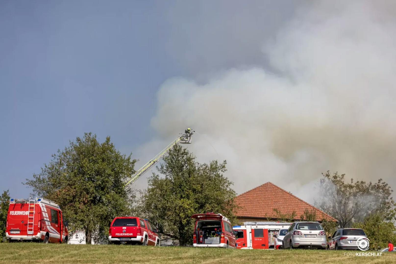 Die Feuerwehr im Dauerstress: Der Großbrand zerstörte den Wirtschaftstrakt.