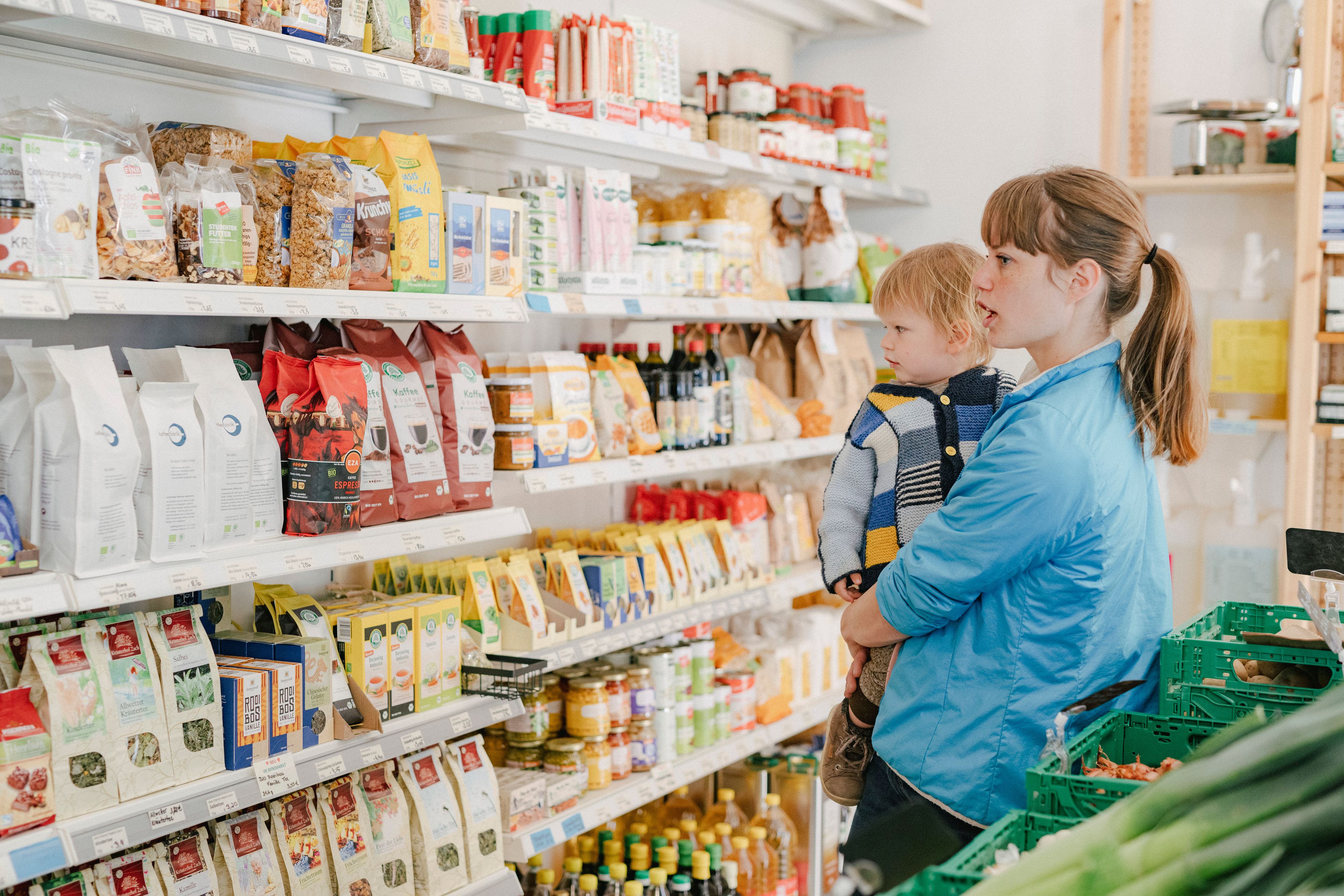 Eine Kundin kauf mit ihrem Kind im MILA Mitmach-Supermarkt in Meidling ein