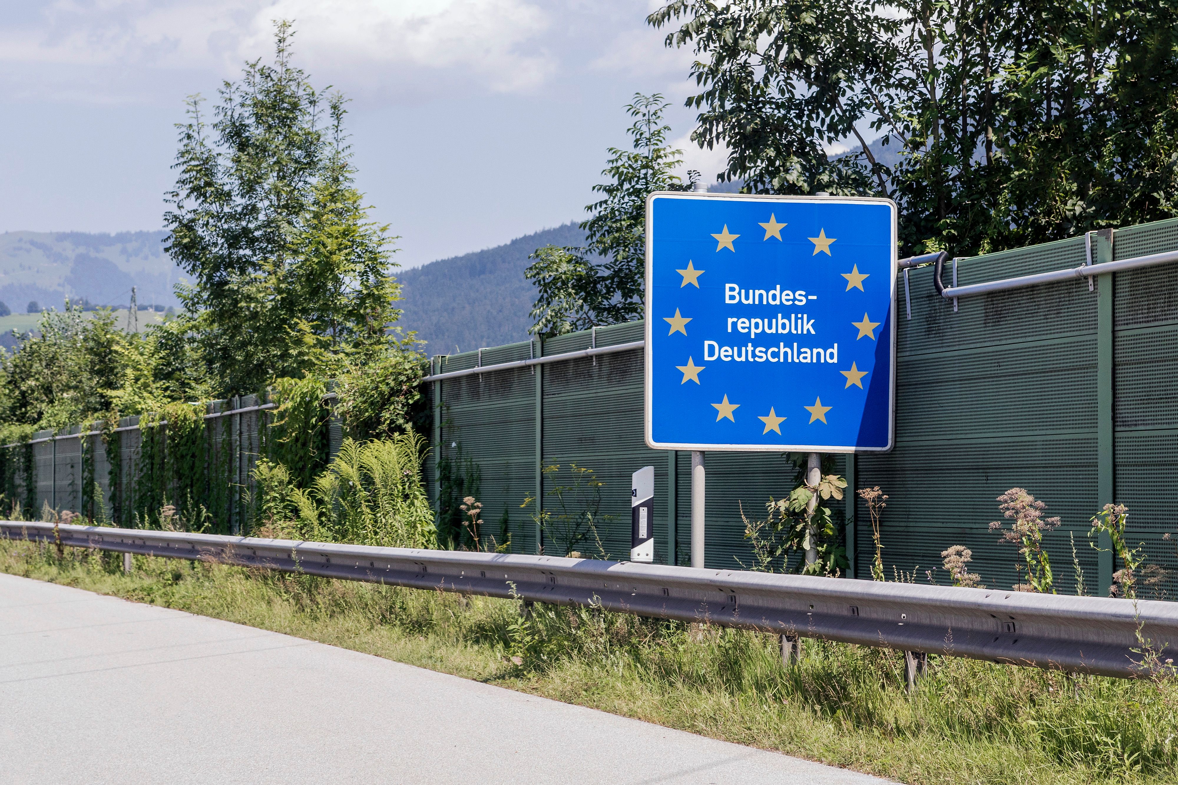 Eine Grenztafel der Bundesrepublik Deutschland. Geht es nach der FDP, sollen anreisende Flüchtlinge genau hier gestoppt und zurückgeschickt werden – auch nach Österreich.
