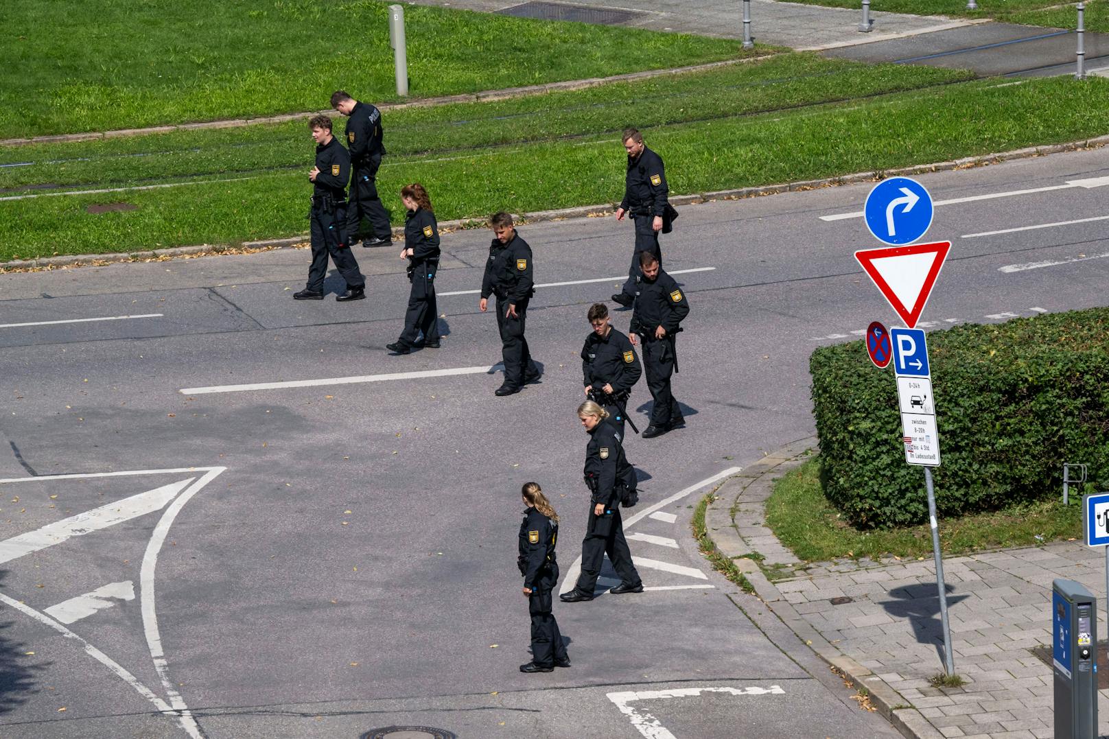 Polizisten auf Spurensicherung im Tatortbereich am Karolinenplatz.