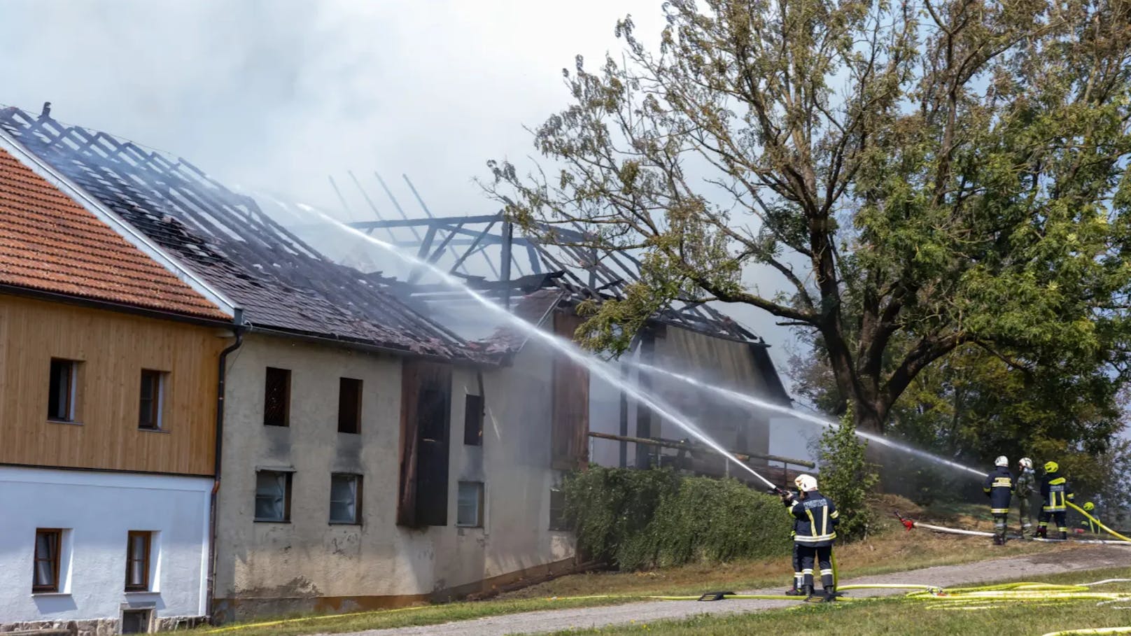 Die Feuerwehr im Dauerstress: Der Großbrand zerstörte den Wirtschaftstrakt.