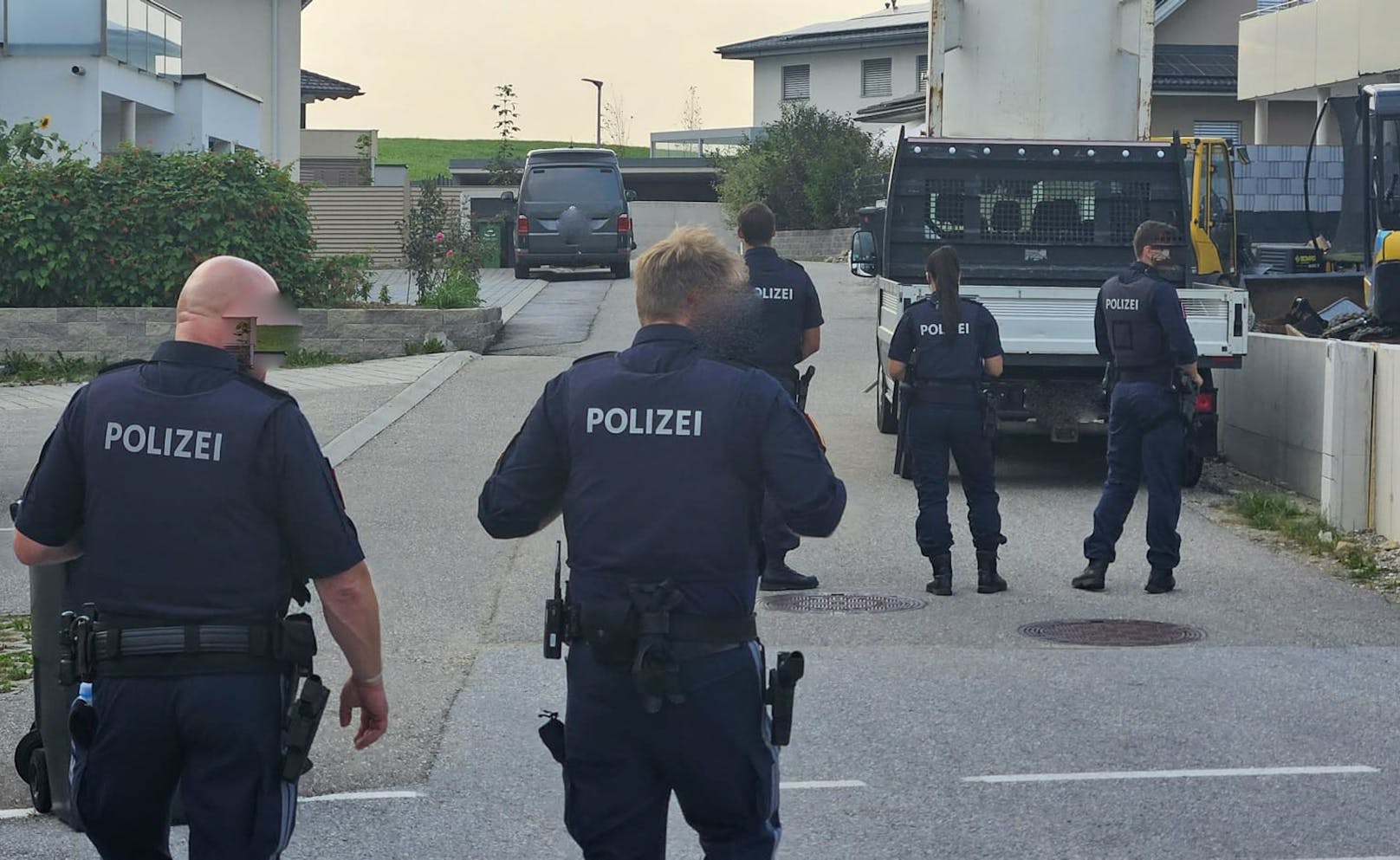 Nach den Schüssen in München, bei denen ein 18-jähriger Salzburger von der Polizei getötet wurde, kam es an dessen Wohnadresse zu einem Polizeieinsatz.