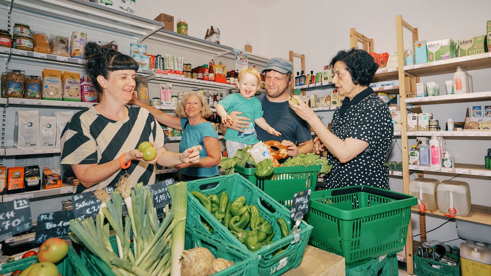 Kunden beim Einkaufen im MILA Markt