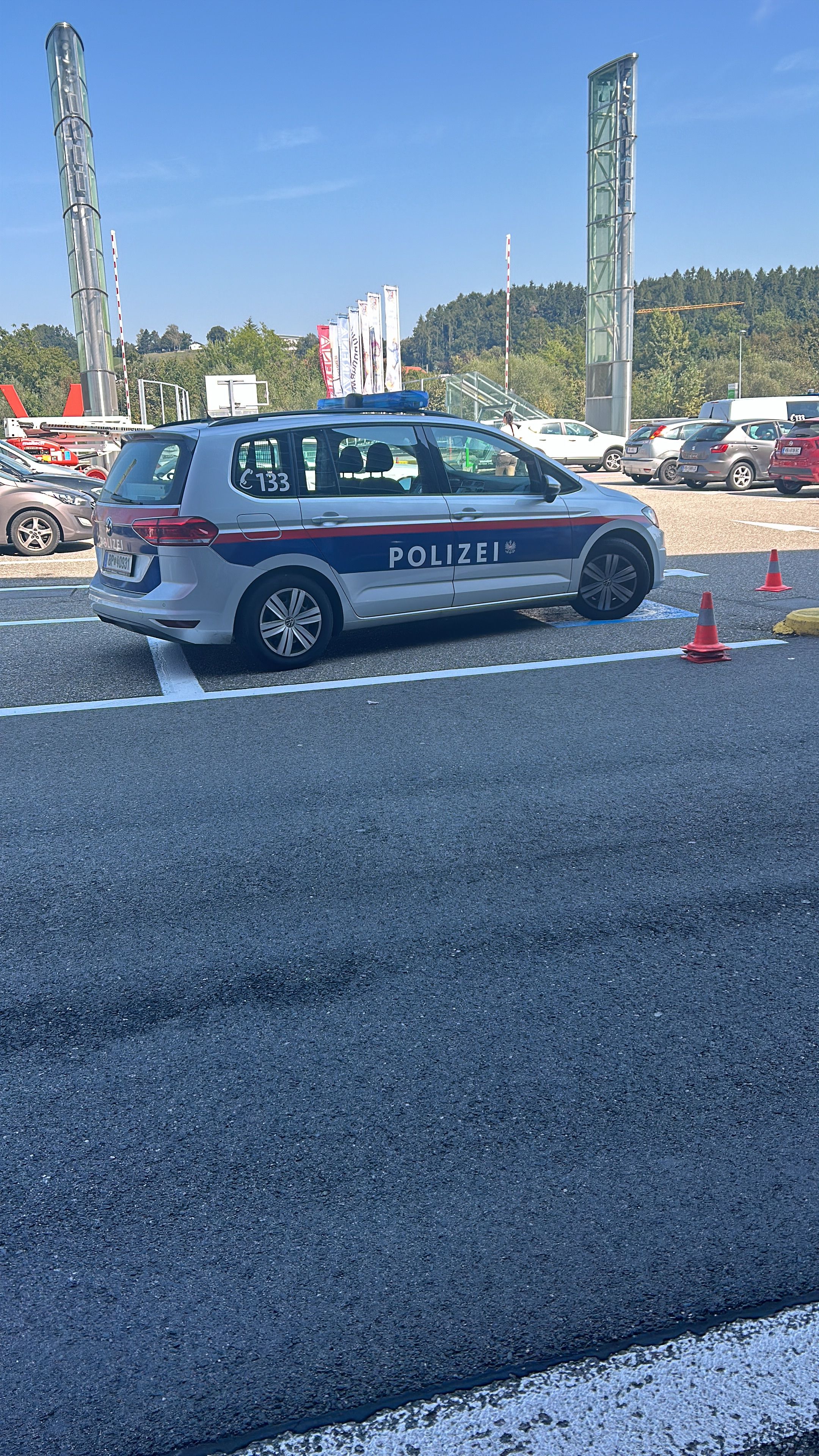 Mehrere Streifen und Sondereinheiten wurden zur Shoppingmall Varena in Vöcklabruck gerufen. (Archivbild)