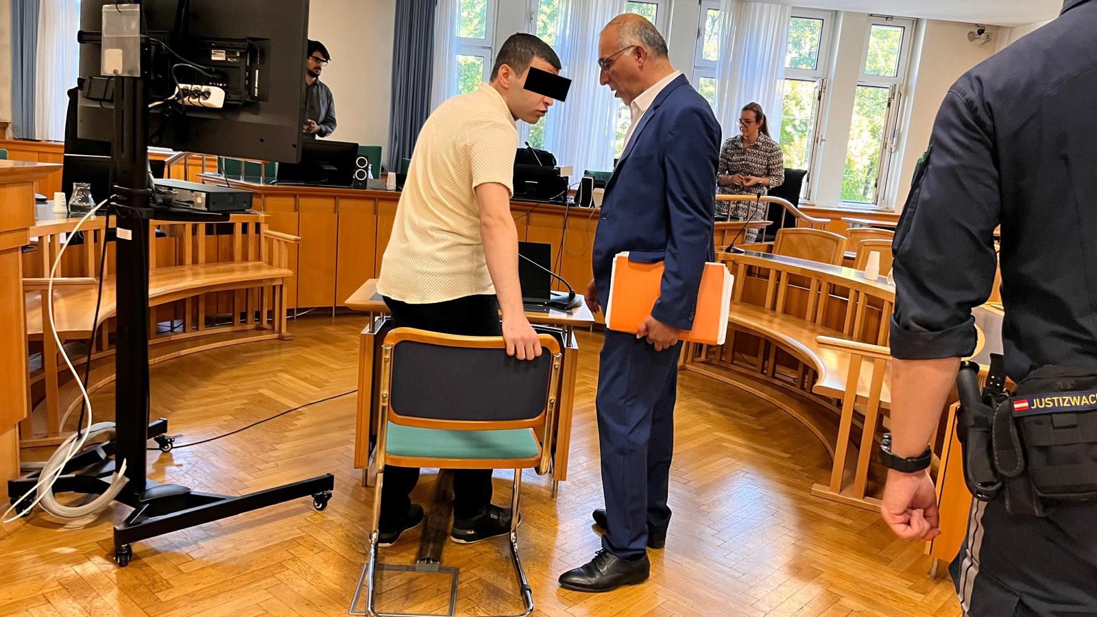 Der Angeklagte im Gerichtssaal – er wurde von Zeugen schwer belastet.