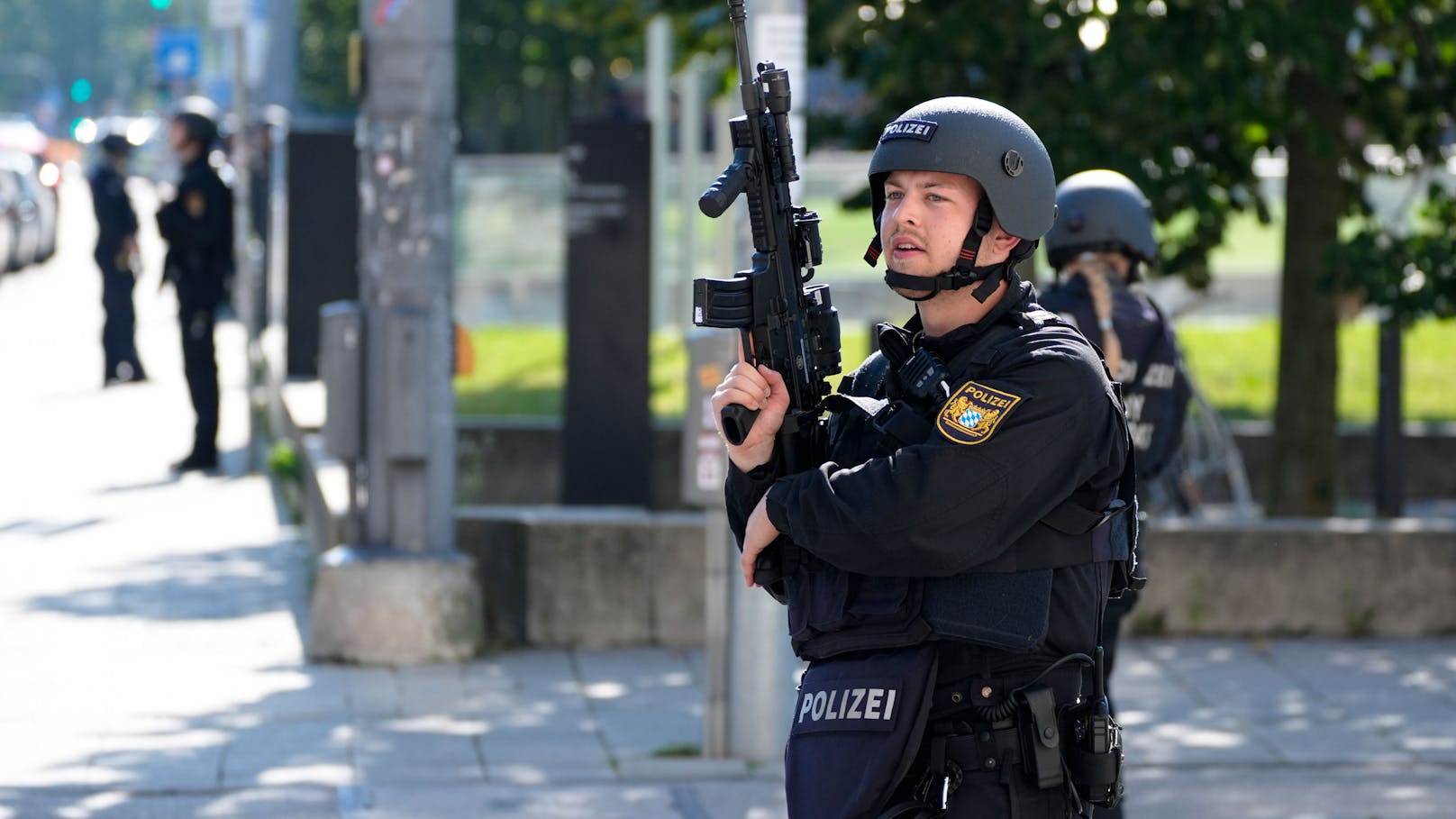 Er war mit einer Repetierwaffe älteren Fabrikats – mutmaßlich ein Karabiner aus Weltkriegszeiten – samt Bajonett bewaffnet.