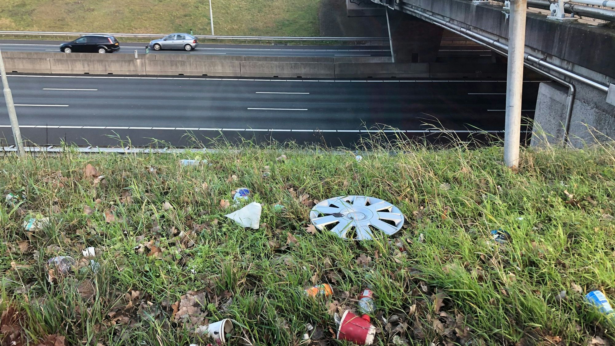Ein leider nur zu gewohntes Bild: völlig zugemüllte Autobahnen.