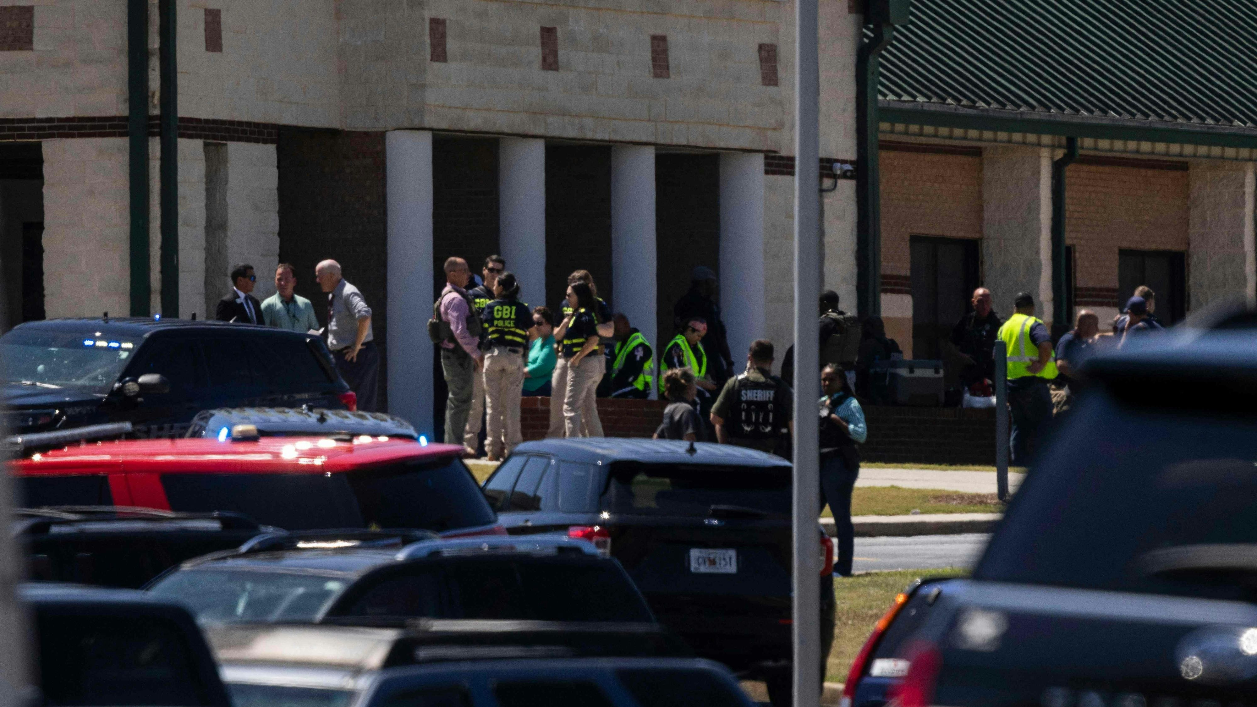 Vier Menschen - zwei Kinder, zwei Lehrkräfte - sind von einem 14-Jährigen getötet worden.