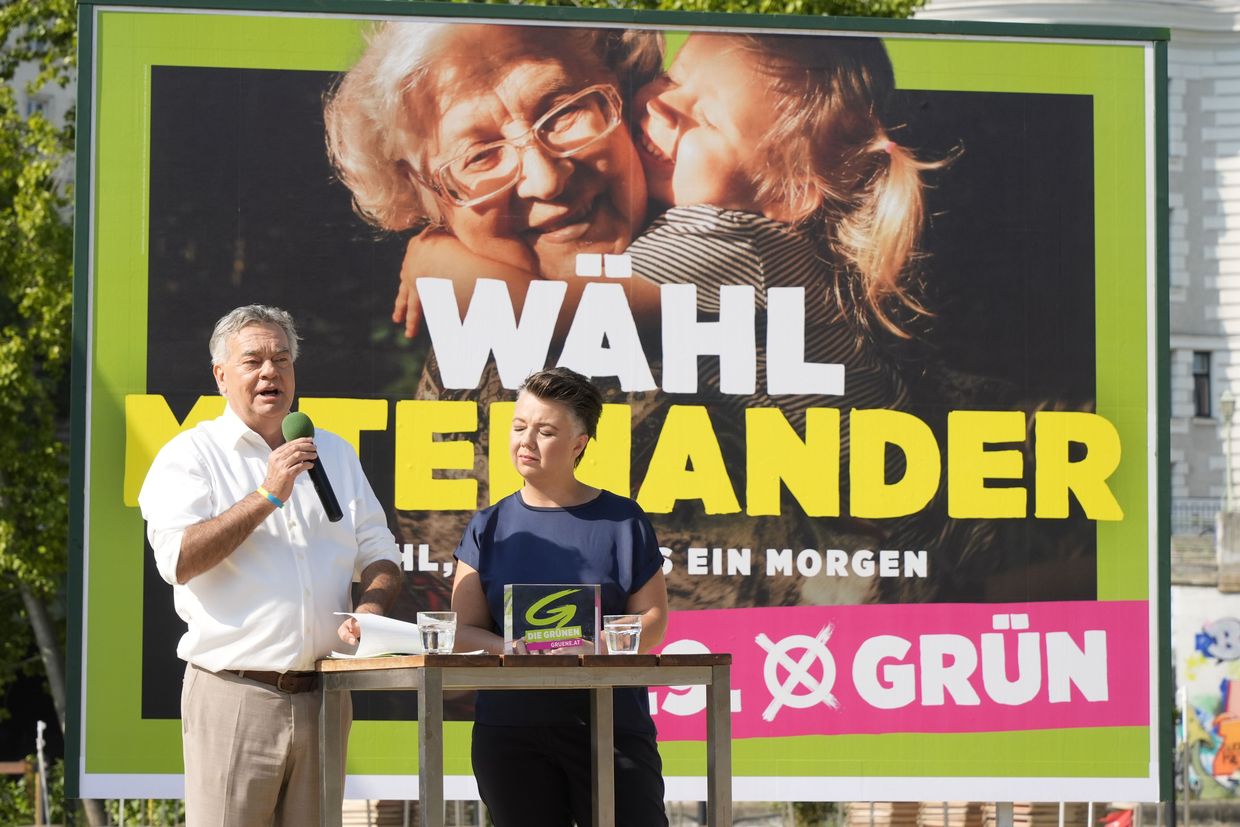 Vizekanzler Werner Kogler und Grüne-Generalsekretärin Olga Voglauer präsentierten am Donnerstag die neuen Plakate für die Nationalratswahl.