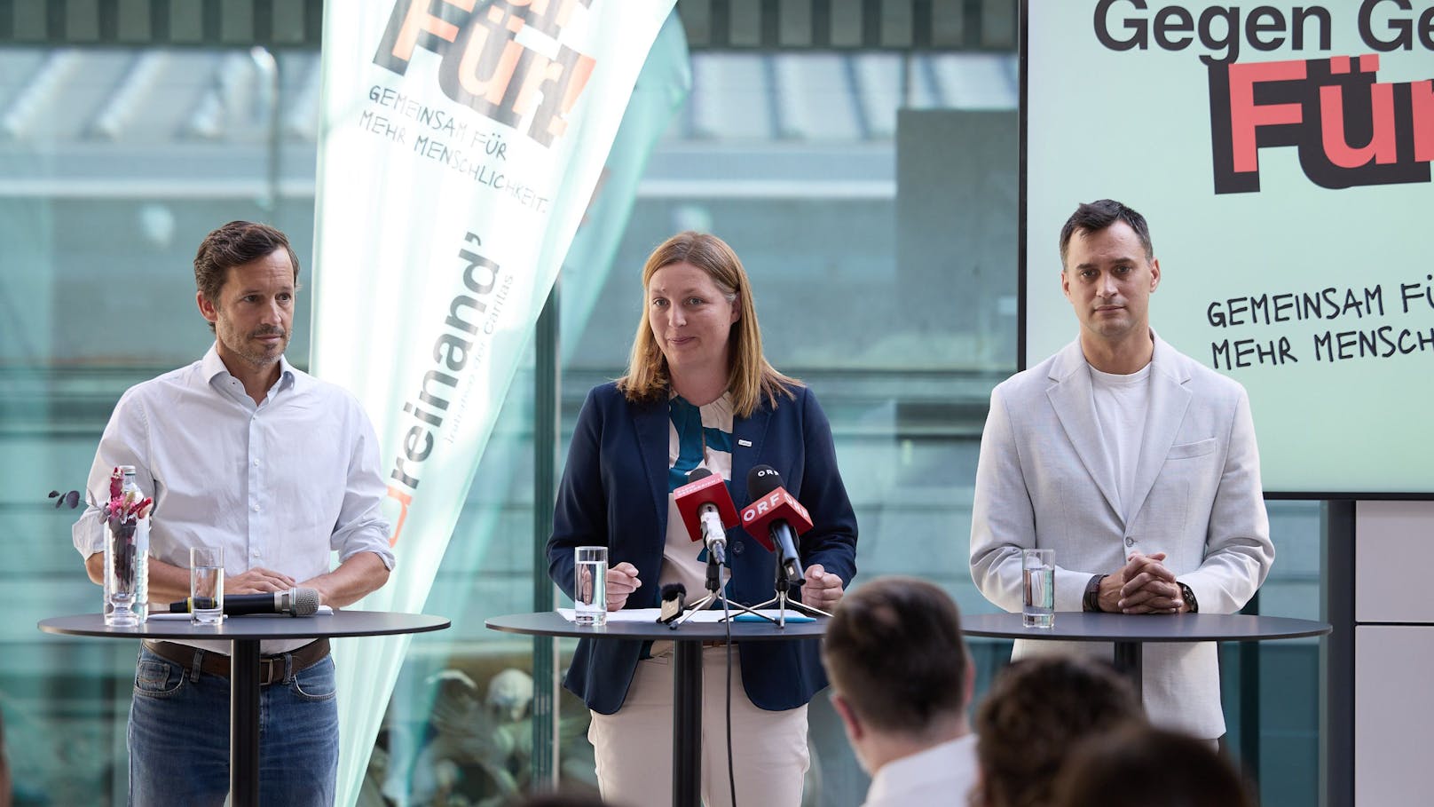 Klaus Schwertner, Caritasdirektor der Erzdiözese Wien, Nora Tödtling-Musenbichler, Präsidentin Caritas Österreich und Christian Glantschnigg, Sozialforschungsinstitut Foresight (v.l.) präsentieren die Studienergebnisse.