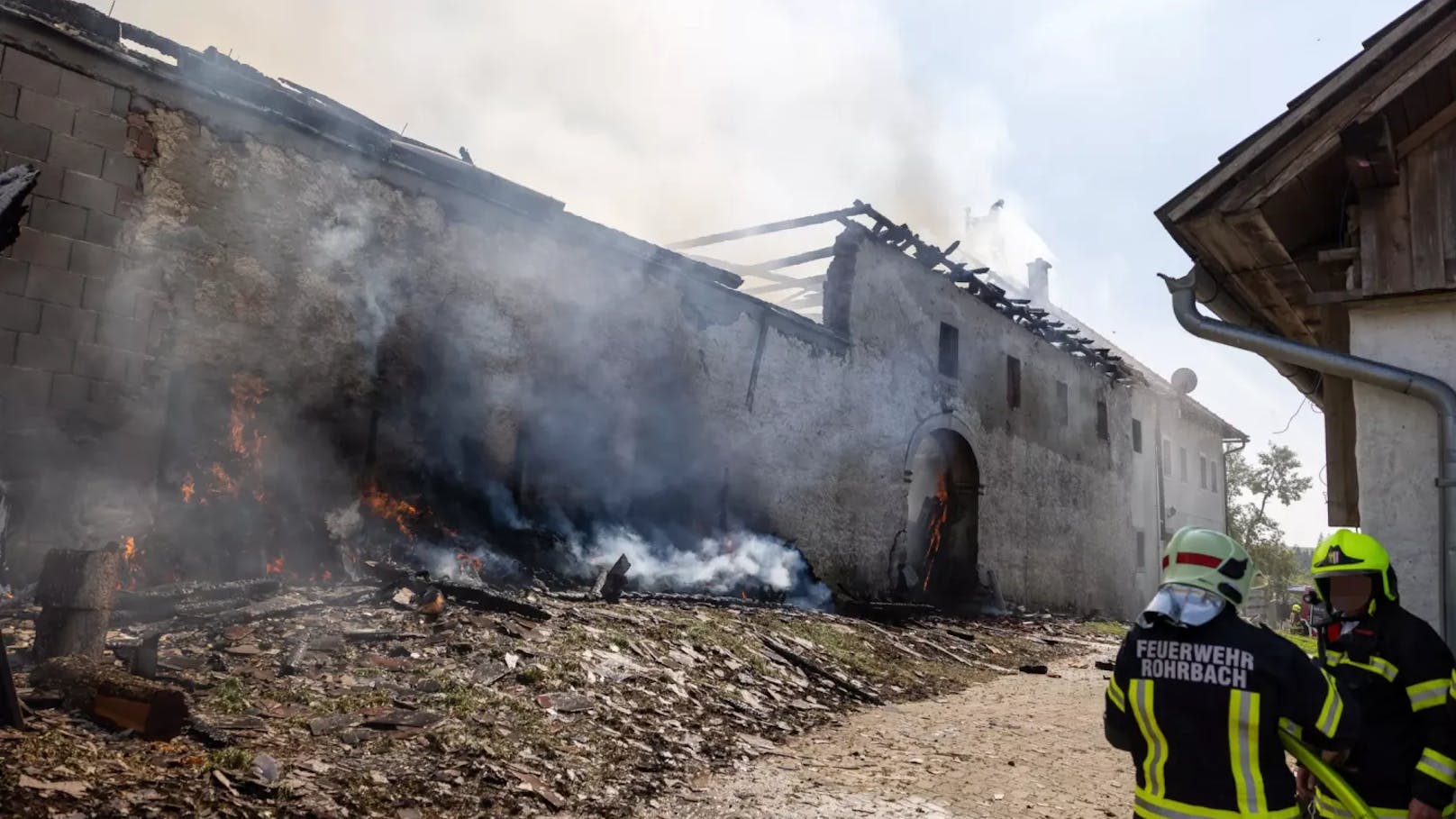 Die Feuerwehr im Dauerstress: Der Großbrand zerstörte den Wirtschaftstrakt.