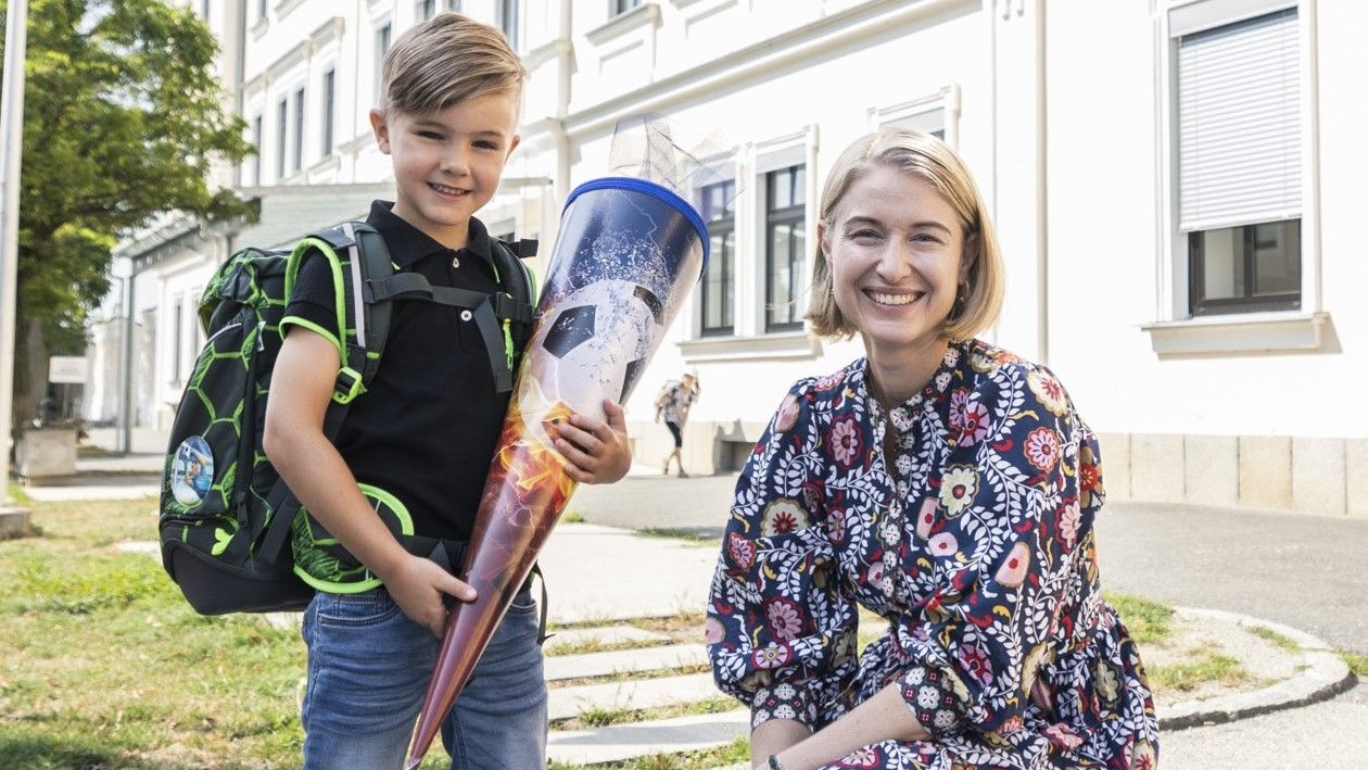 Bildungsreferentin Christine Haberlander beim Besuch ihrer alten und Jonathans neuer Volksschule in Enns. Für rund 200.000 Schüler und 21.000 Lehrer an 1.000 Schulen beginnt am Montag der Unterricht.