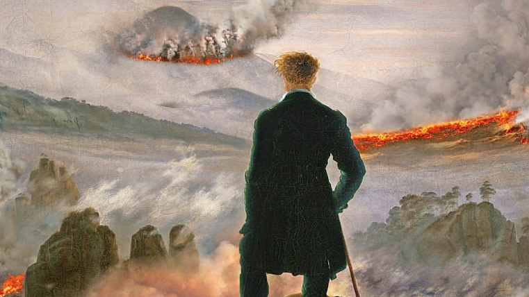 Überklebung als Mahnung für den Umweltschutz: Friedrichs Wanderer blickt auf Waldbrände.