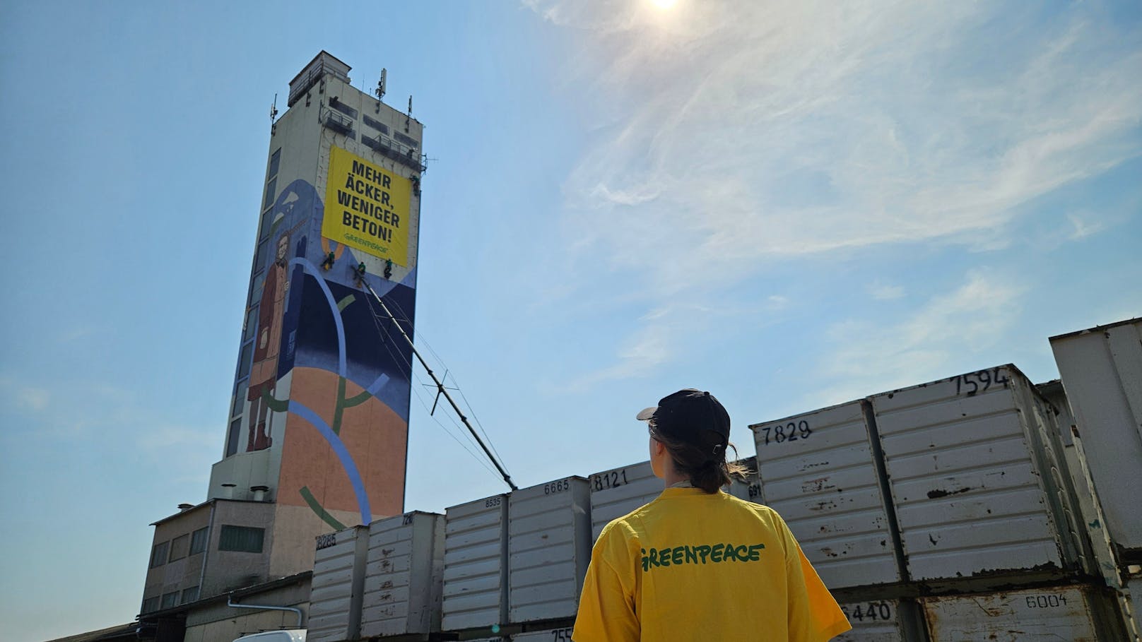 Mit der Aktion will Greenpeace auf die fortschreitende Bodenversiegelung in Österreich aufmerksam machen.