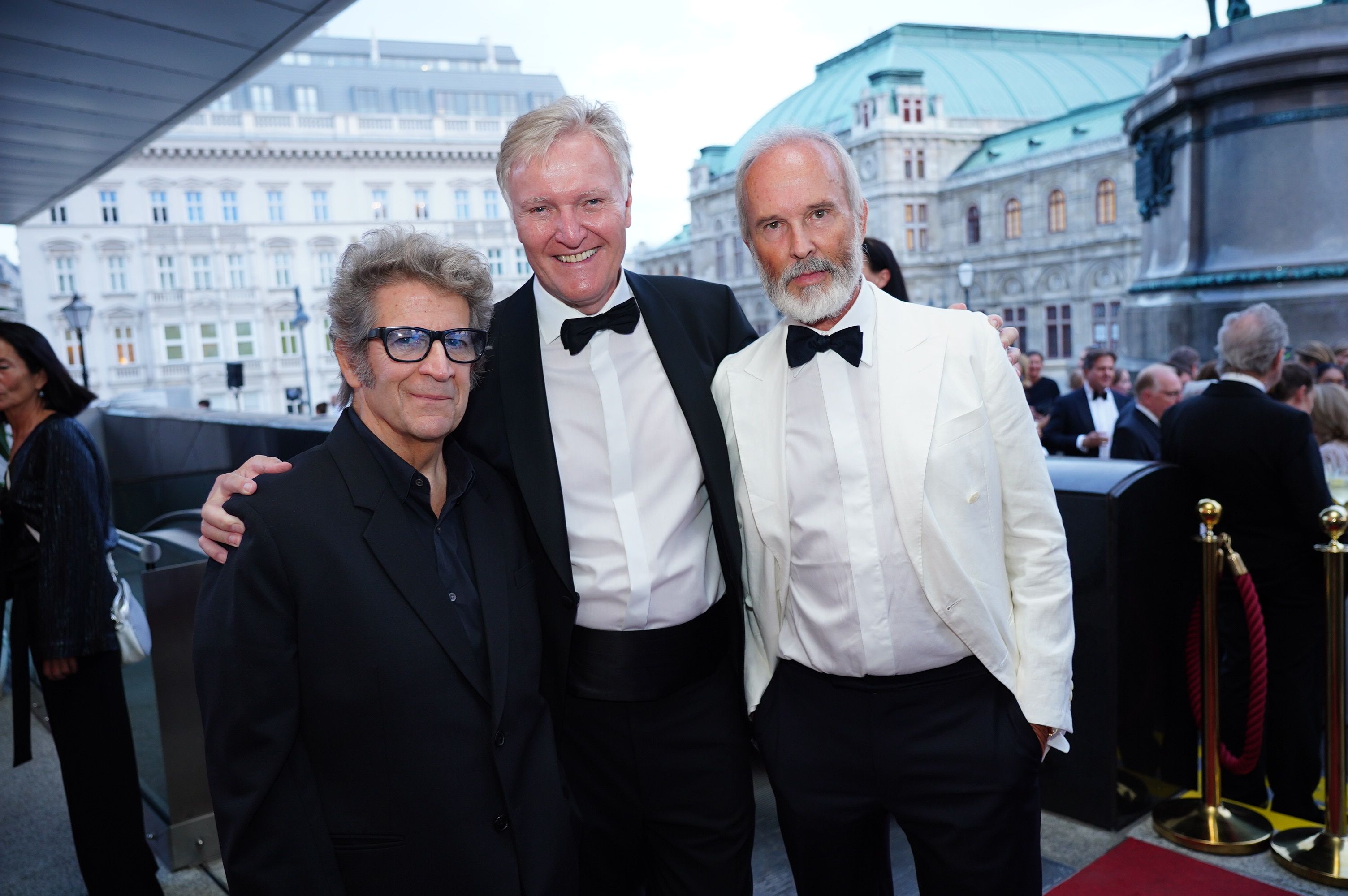 Direktor Klaus Albrecht Schröder mit den Künstlern Robert Longo und Erwin Wurm (re.)