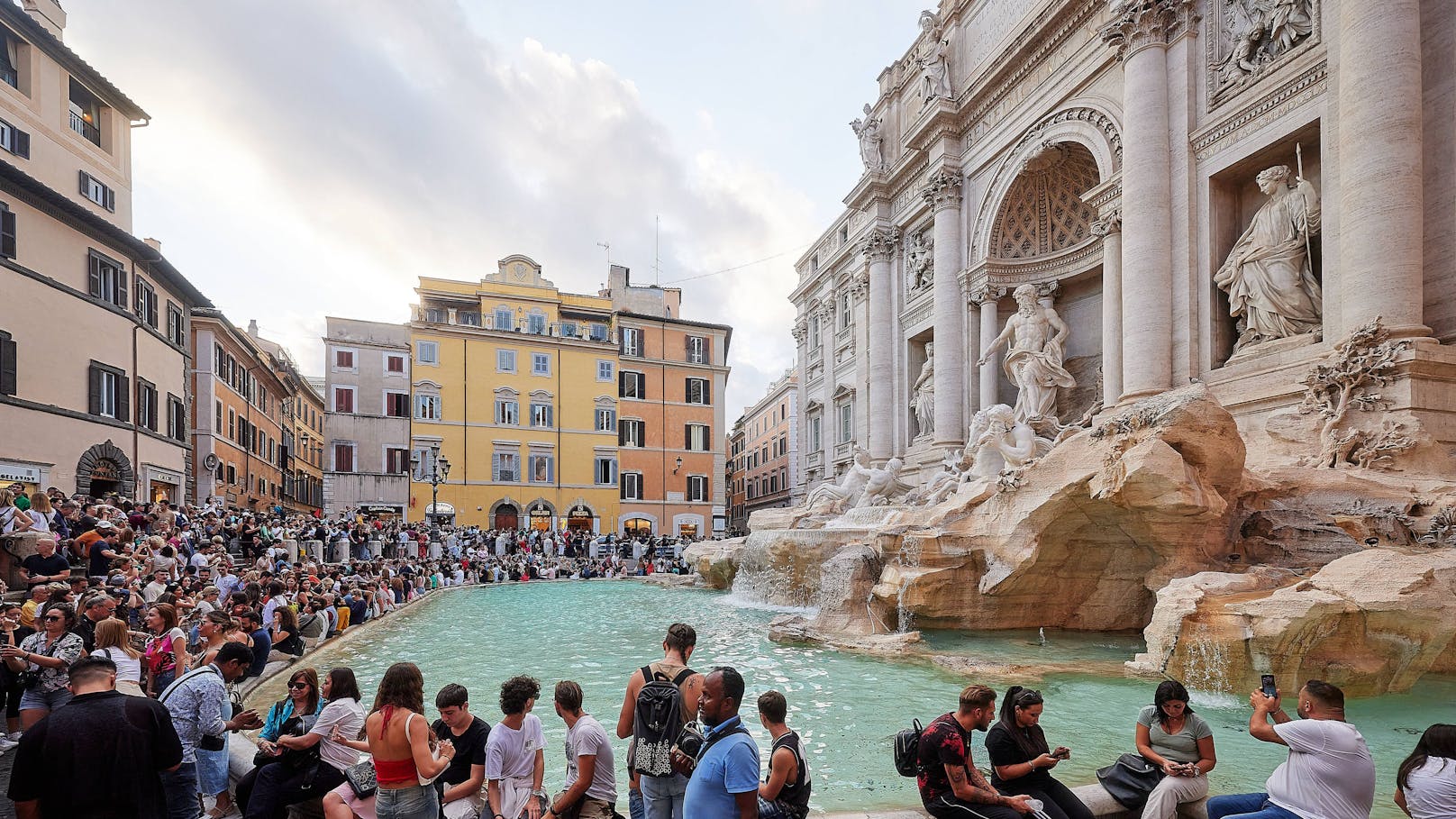 Bald Gebühr, um Münzen in Trevi-Brunnen zu werfen