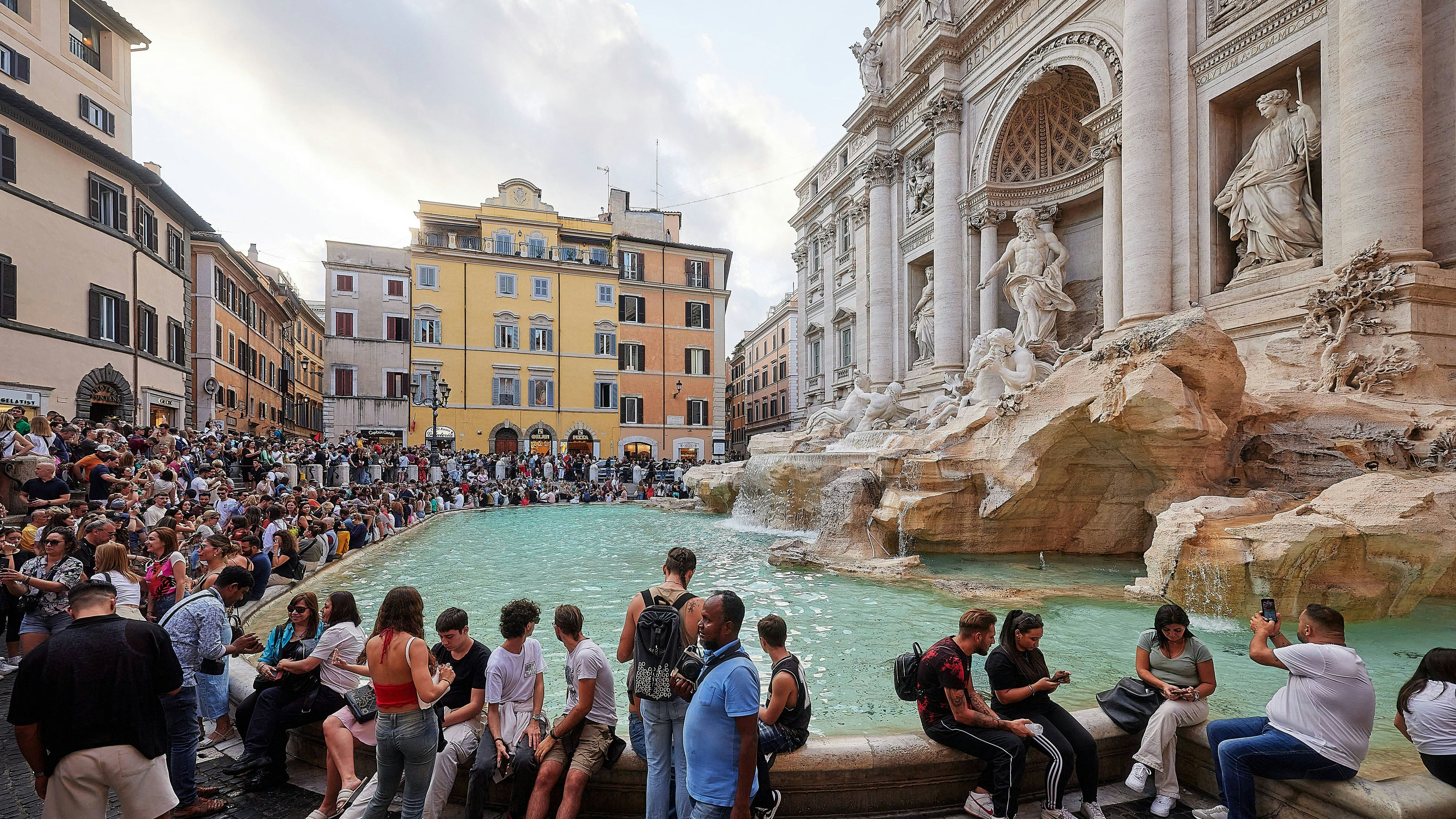 Download von www.picturedesk.com am 05.09.2024 (11:16).  Trevi Fountain at Piazza di Trevi in Rome - Fontana di Trevi, Drei Münzen im Brunnen, three coins in the fountain - 20231014_PD19962 - Rechteinfo: Rights Managed (RM)