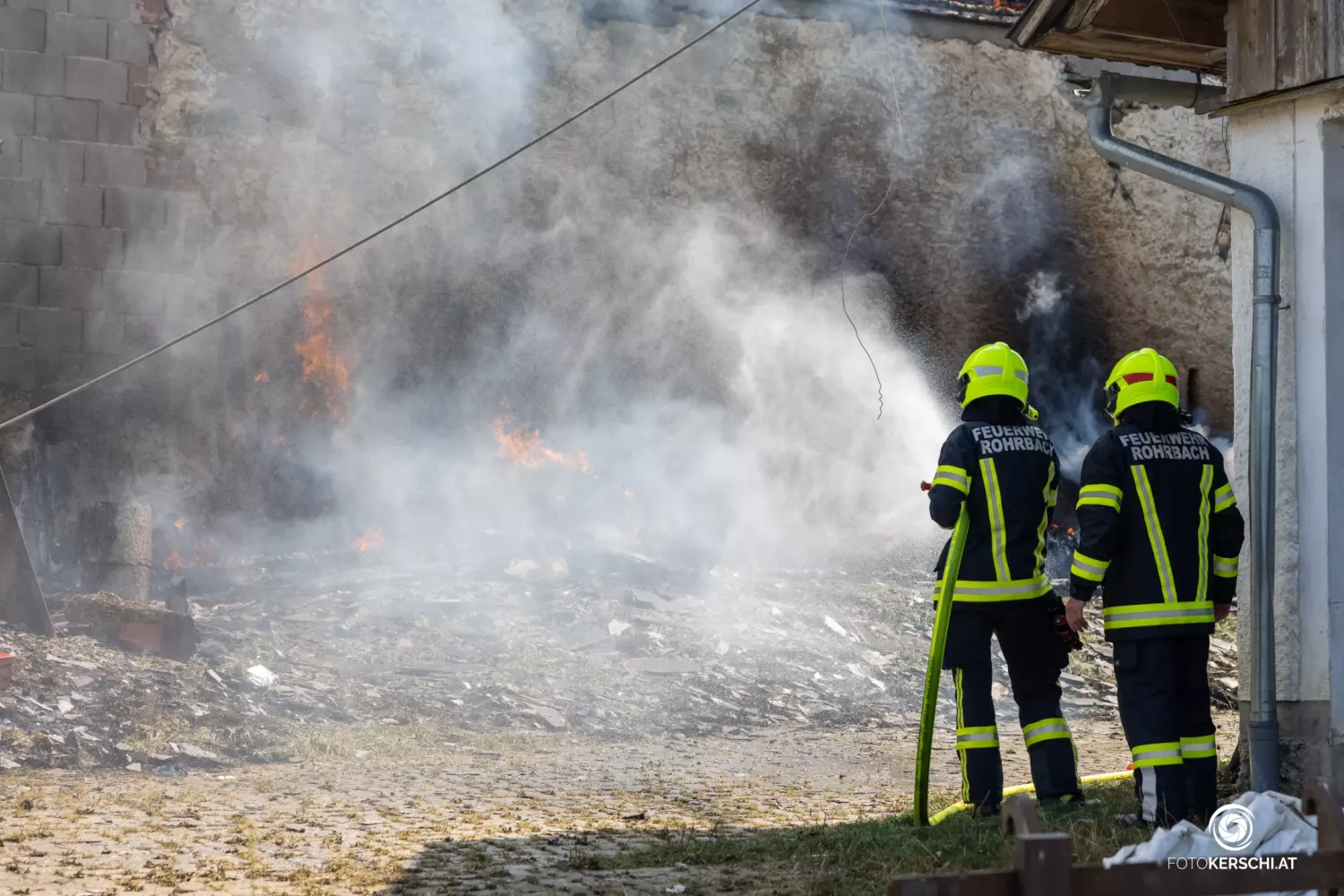 Rund 180 Feuerwehrler waren im Bezirk Rohrbach im Einsatz. Der Wirtschaftstrakt brannte dennoch völlig nieder.