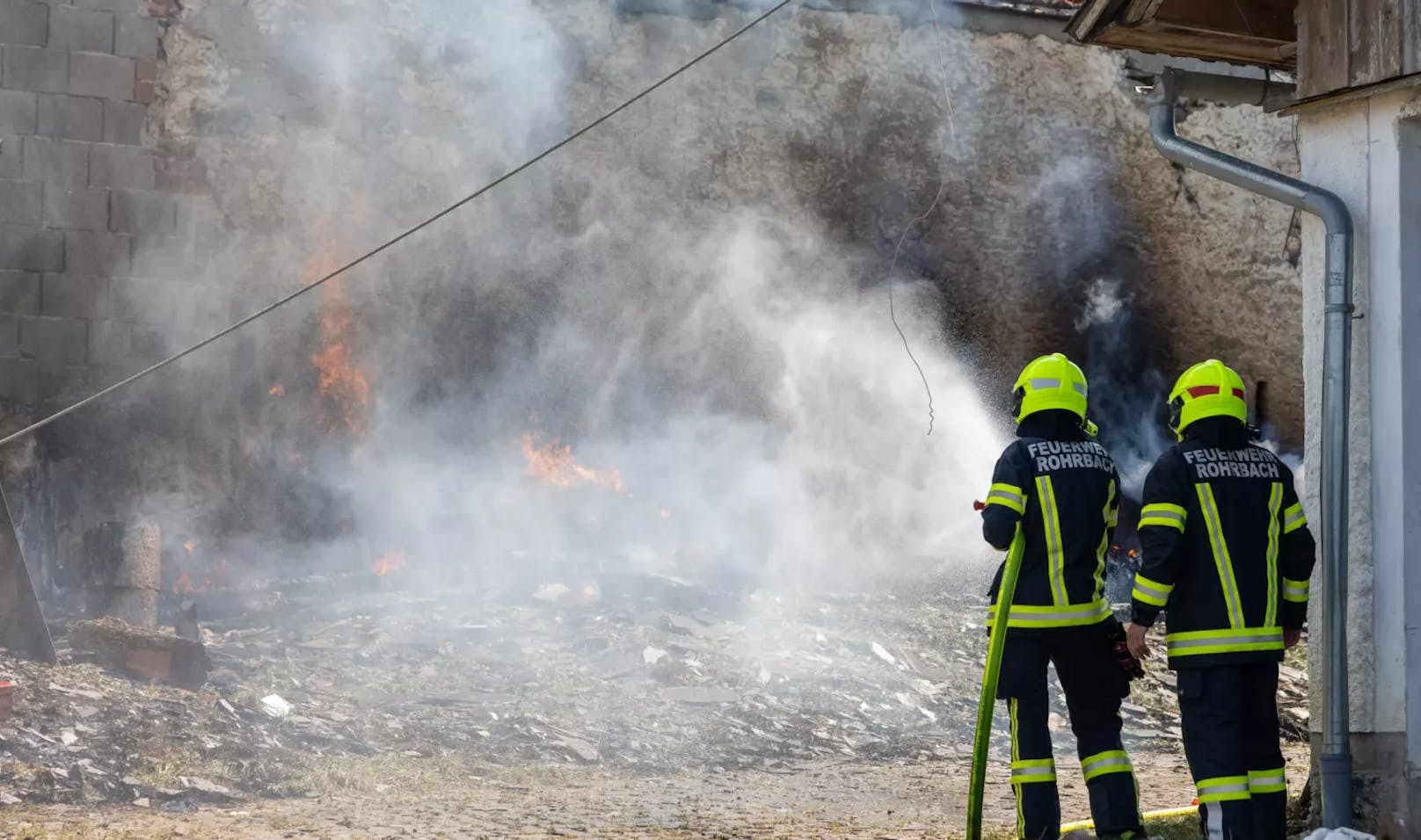 Bauer zündet Wespennest an, Hof geht in Flammen auf