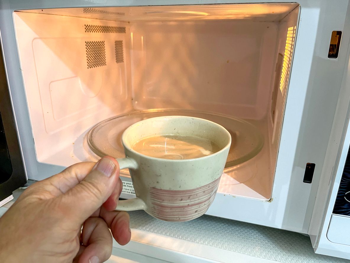 Die Mikrowelle sollte genauso oft gereinigt werden, wie andere Küchenoberflächen.