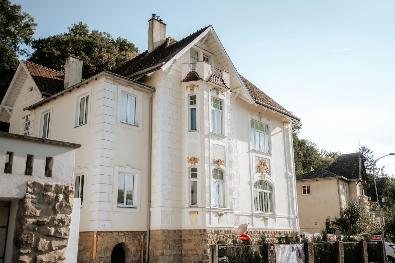 Der Brautkleid-Salon in einer Jahrhundertwende-Villa kann nicht anders als "Villa Brautglück" heißen! 