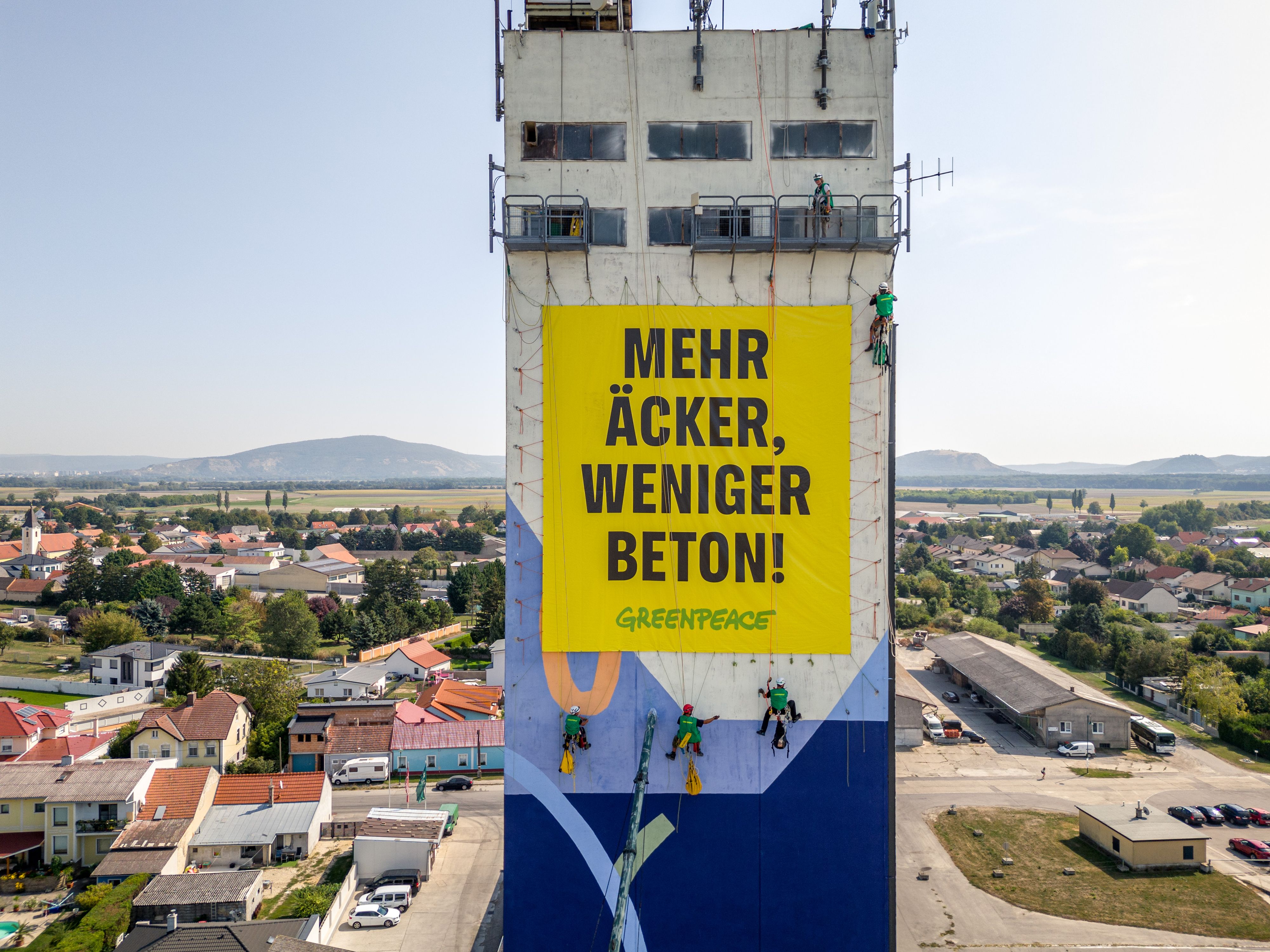 Im Bezirk Gänserndorf setzte Greenpeace ein Zeichen gegen Bodenversiegelung