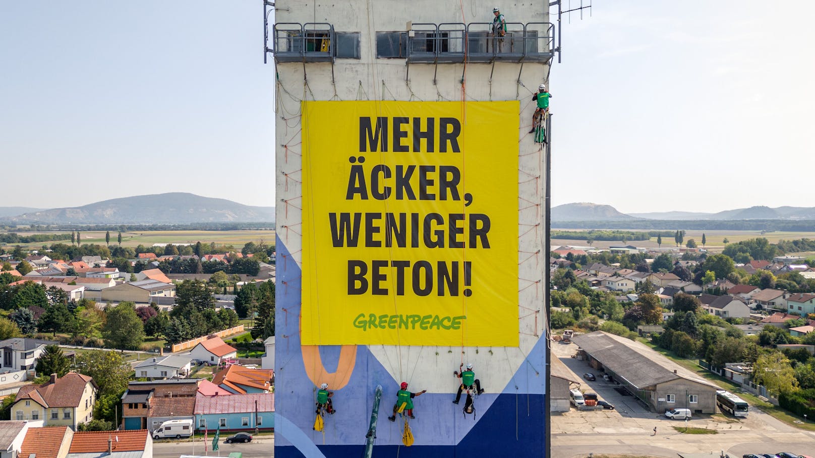 "Weniger Beton!" Greenpeace plakatierte Siloturm in NÖ