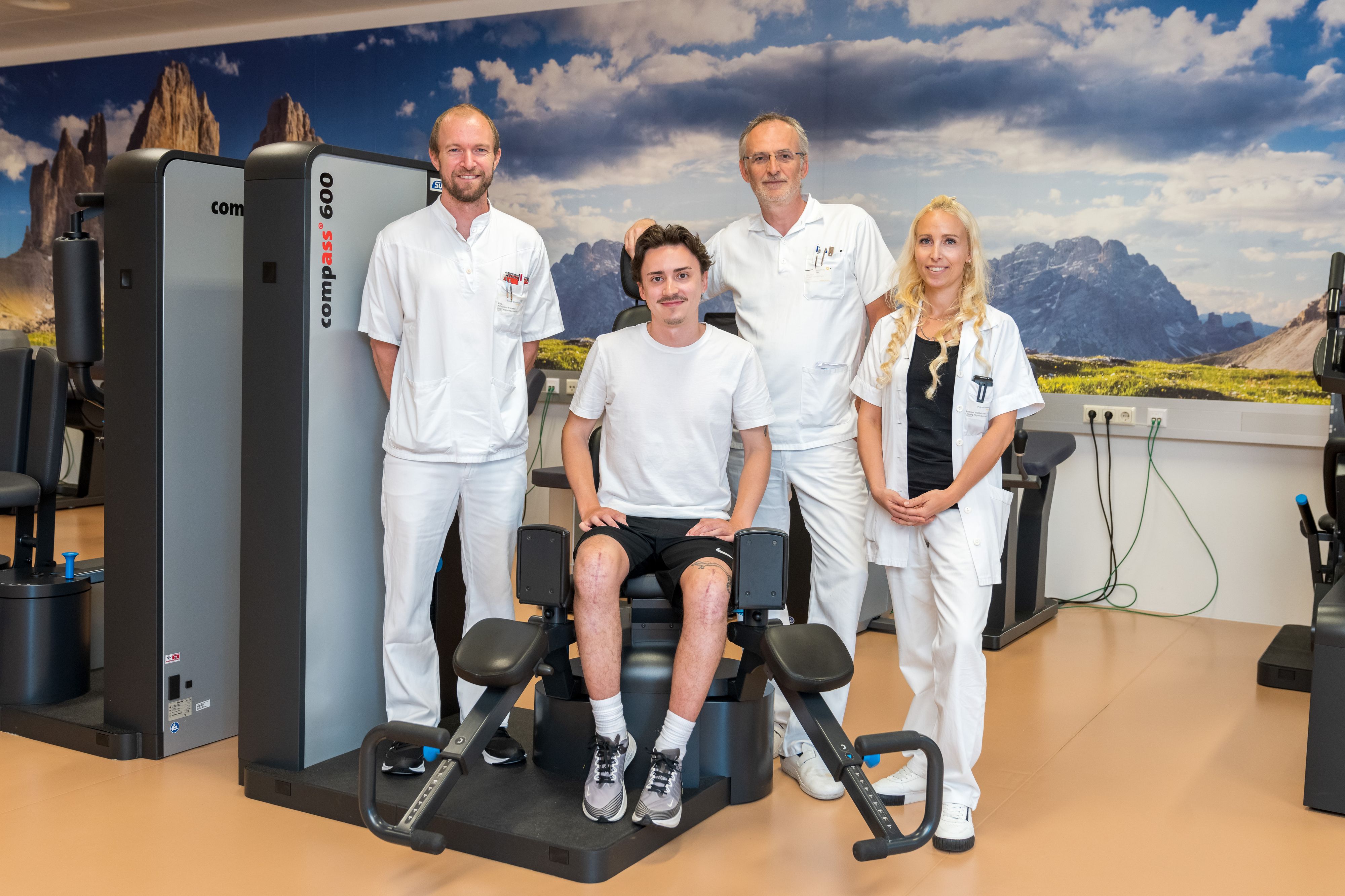 Der begeisterte Skifahrer und sein Betreuerteam. V.l.n.r. Sportwissenschaftler Johannes Forster, Erik M., Oberarzt Ralf Gerstmayr und die leitende Physiotherapeutin Andrea Hoflehner