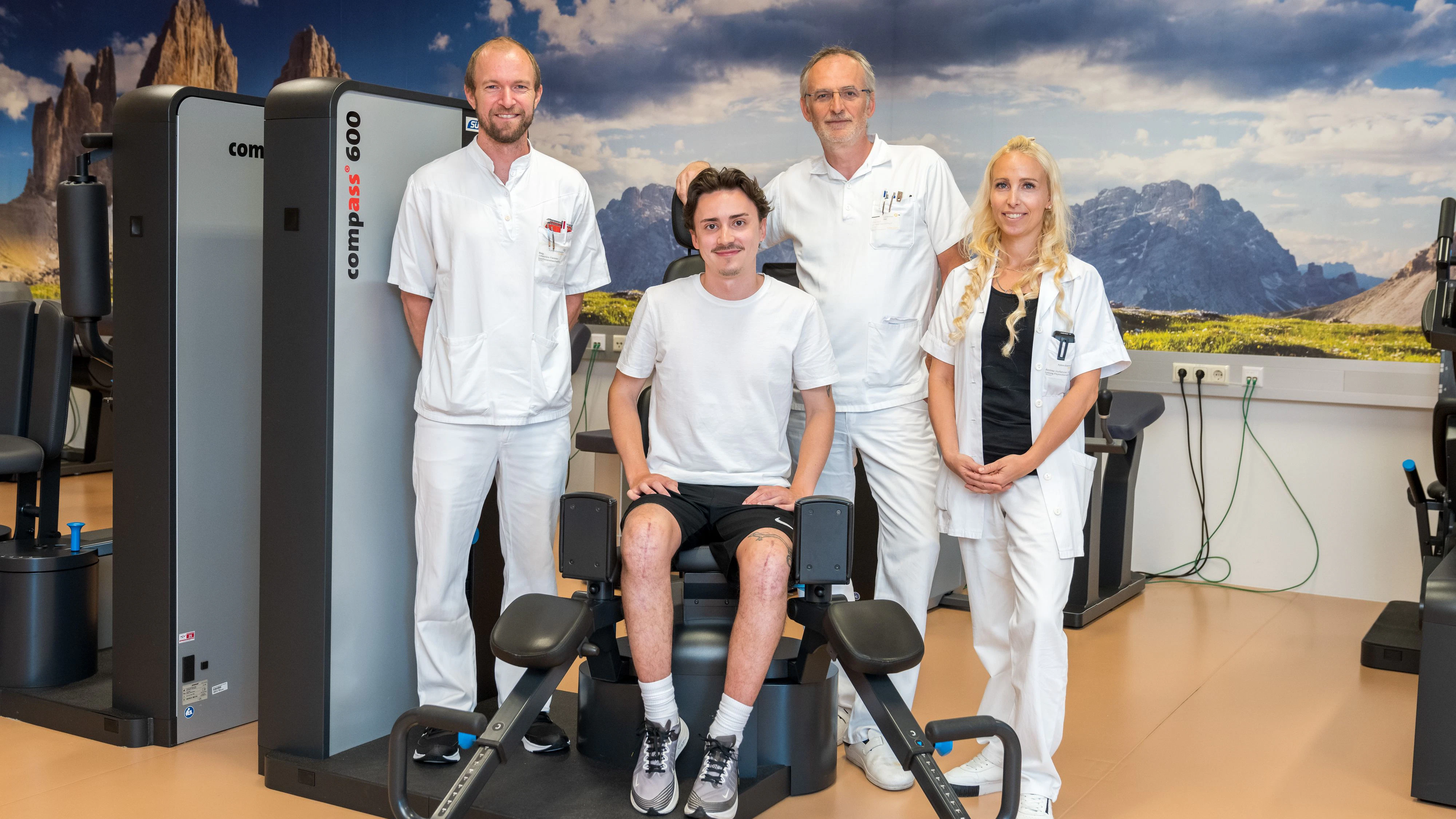 Erik (24) aus Steyr verletzt sich beim Skifahren schwer, das Ärzteteam und eine Therapie halfen ihm wieder auf die Beine.