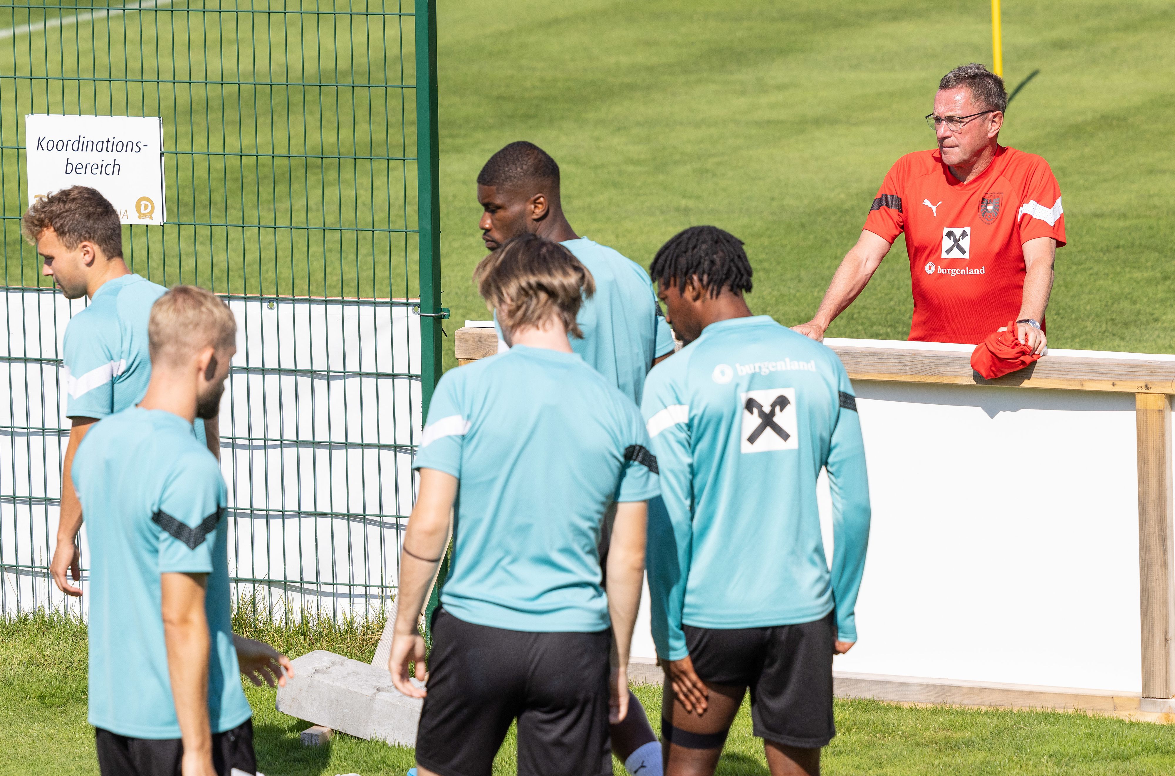 Ralf Rangnick über den Ausfall von Kevin Danso (Mitte).