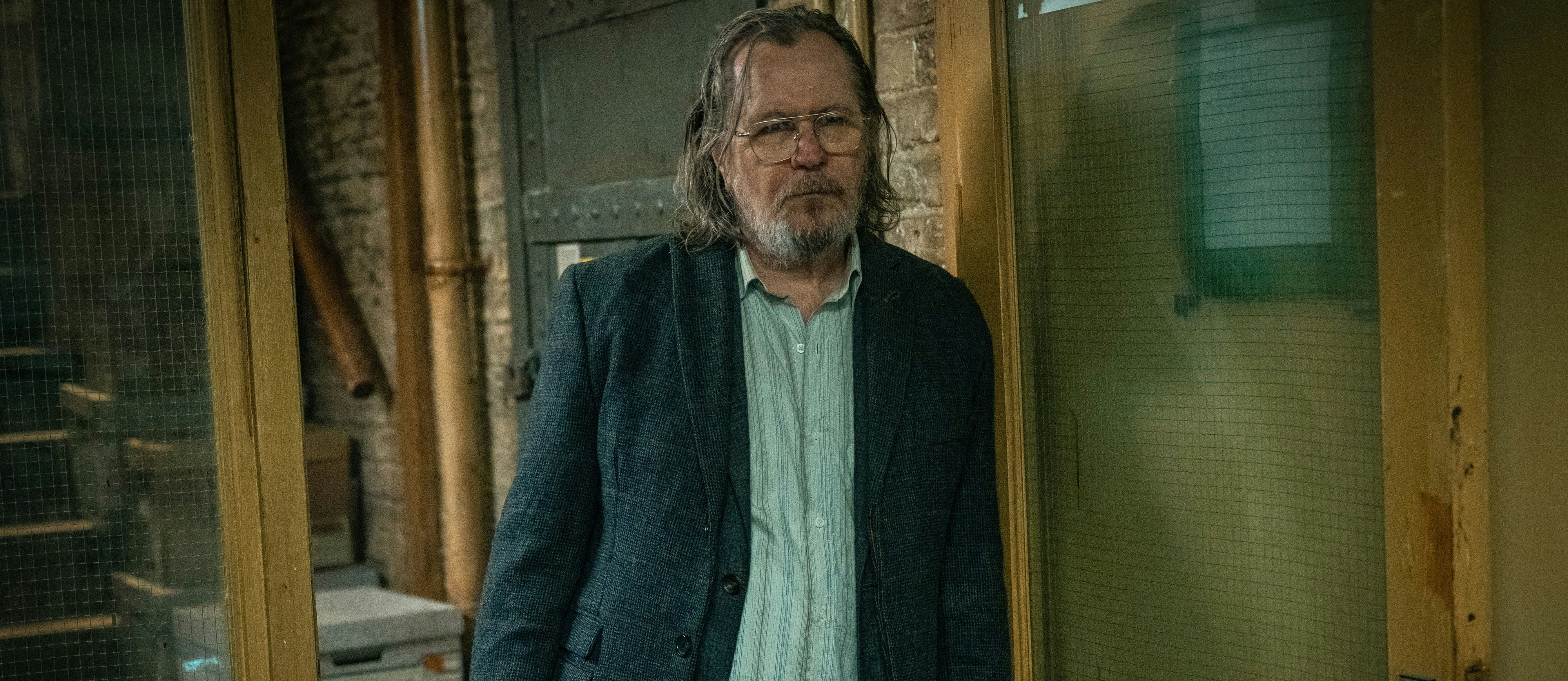 Zynisch, ungepflegt – und gleichzeitig mit allen Wassern gewaschen: Gary Oldman als Jackson Lamb in Staffel 4 von "Slow Horses"