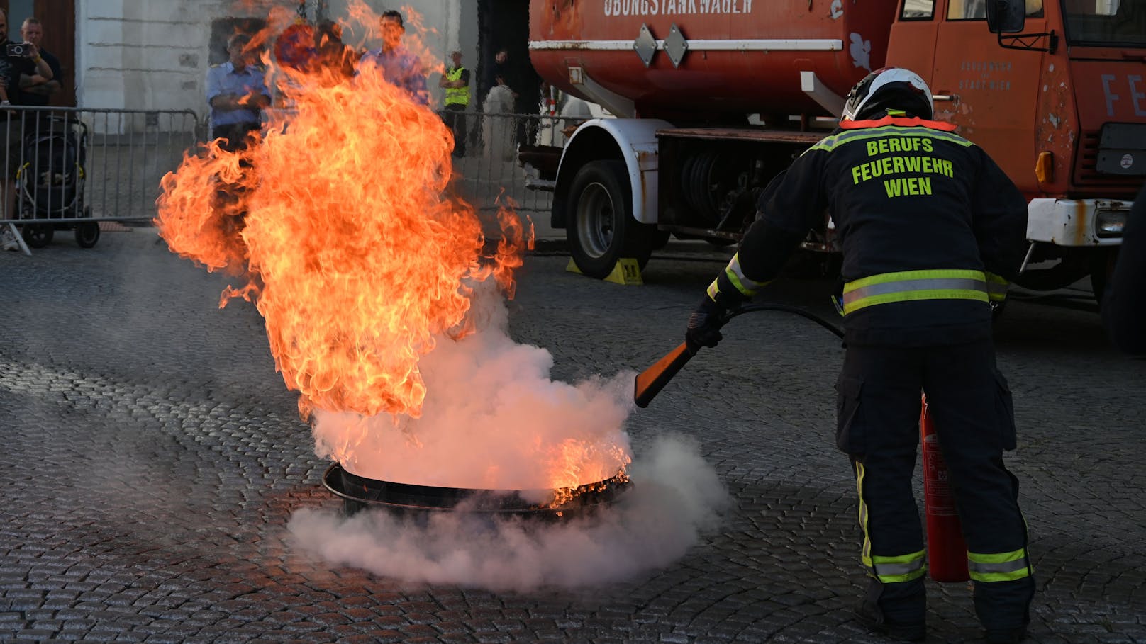 Die Löscharbeiten werden beim Feuerwehrfest nachgestellt.