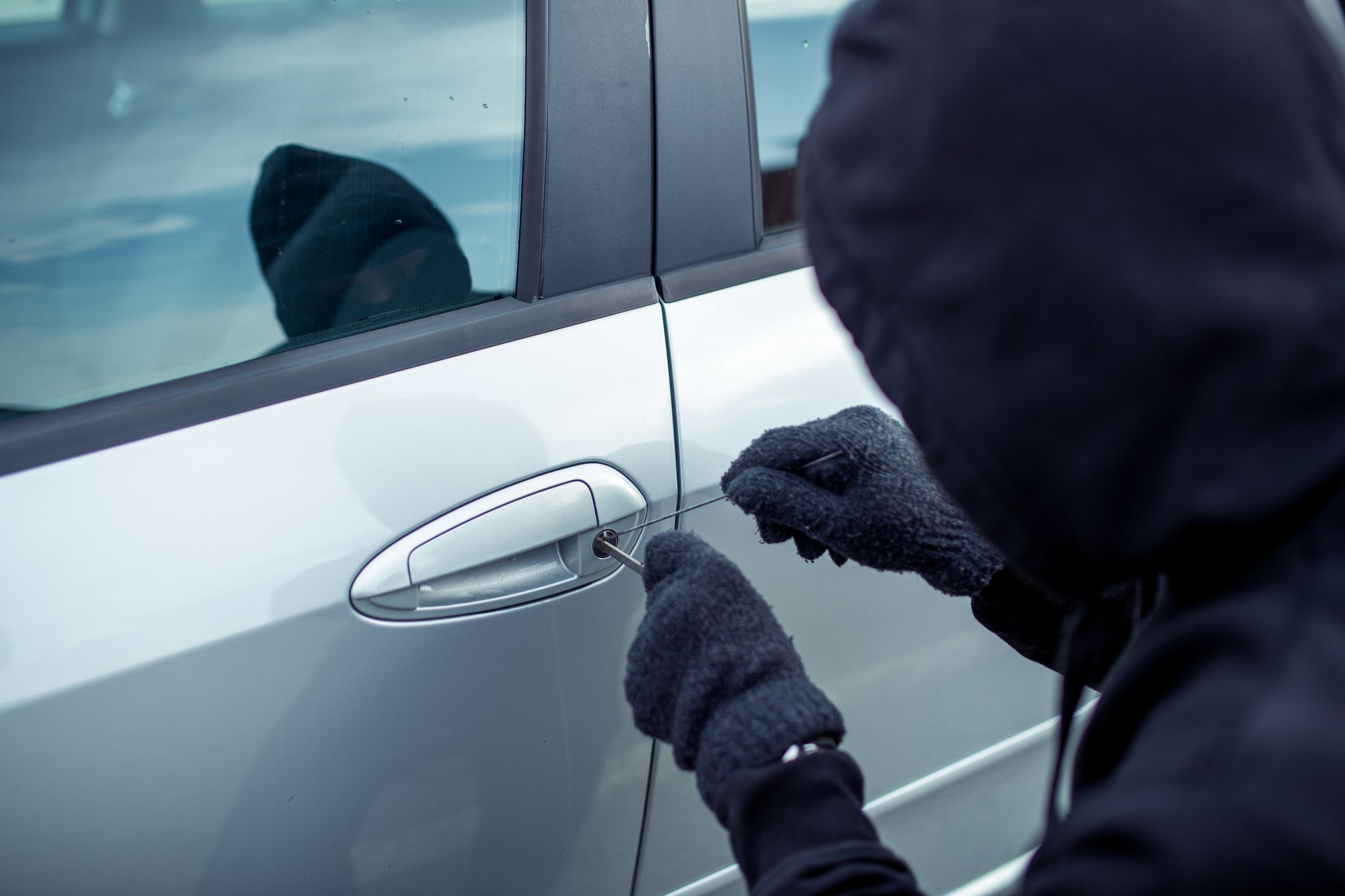 Die Männer hantierten am Schloss eines fremden Kleinlasters. (Symbolbild)