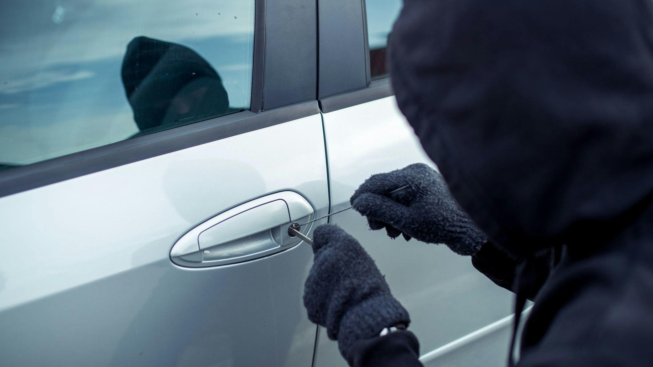 Die Männer hantierten am Schloss eines fremden Kleinlasters. (Symbolbild)