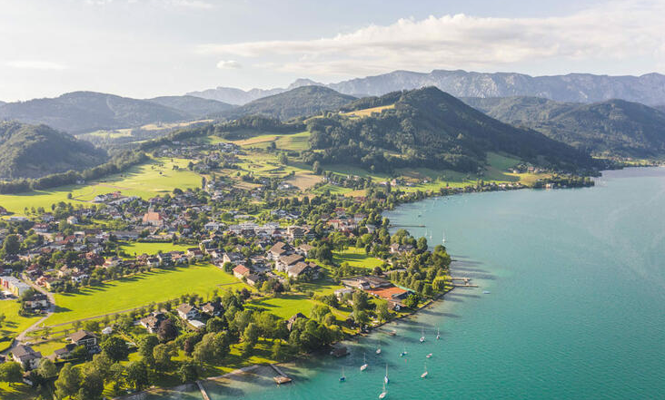 Am Attersee wehrt man sich mit einem Parkverbot gegen untragbare Zustände.