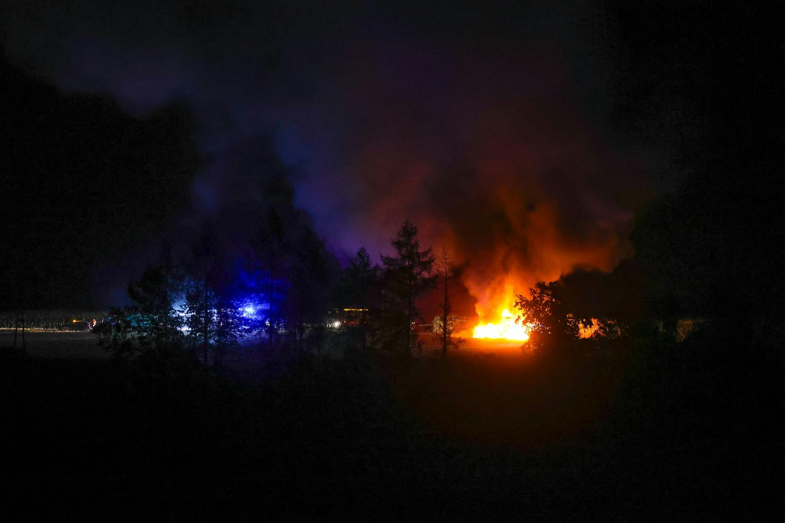 Ein Mähdrescher ist am späten Donnerstagabend bei Erntearbeiten auf einem Feld in Steinhaus (Bezirk Wels-Land) in Flammen aufgegangen und ausgebrannt.