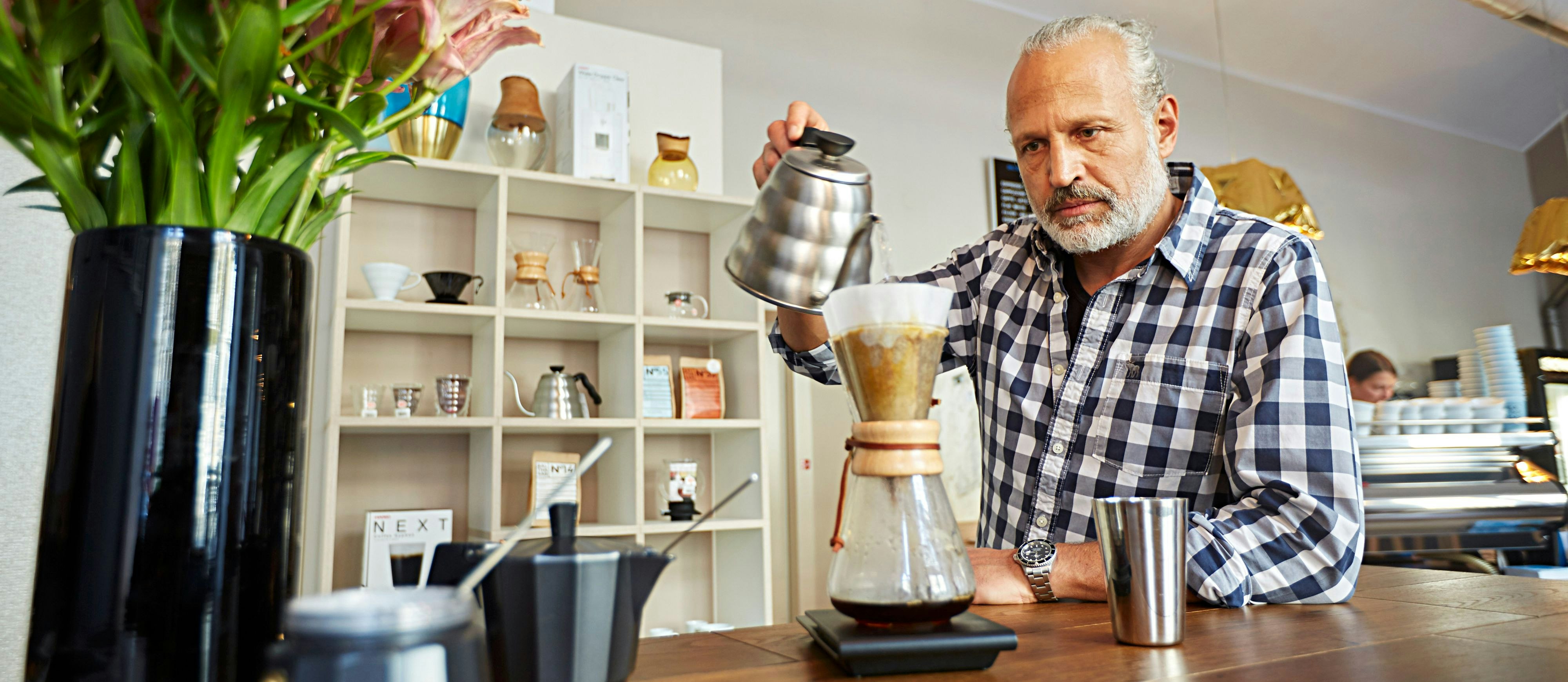 Der jüngste Kaffee-Trend ist eigentlich ziemlich angejahrt: Filterkaffee. Otto Bayer vom "Café Bathasar" in Wien zeigt mit einer klassischen Aufbrühkaraffe von Chemex exemplarisch vor, wie's richtig gemacht wird