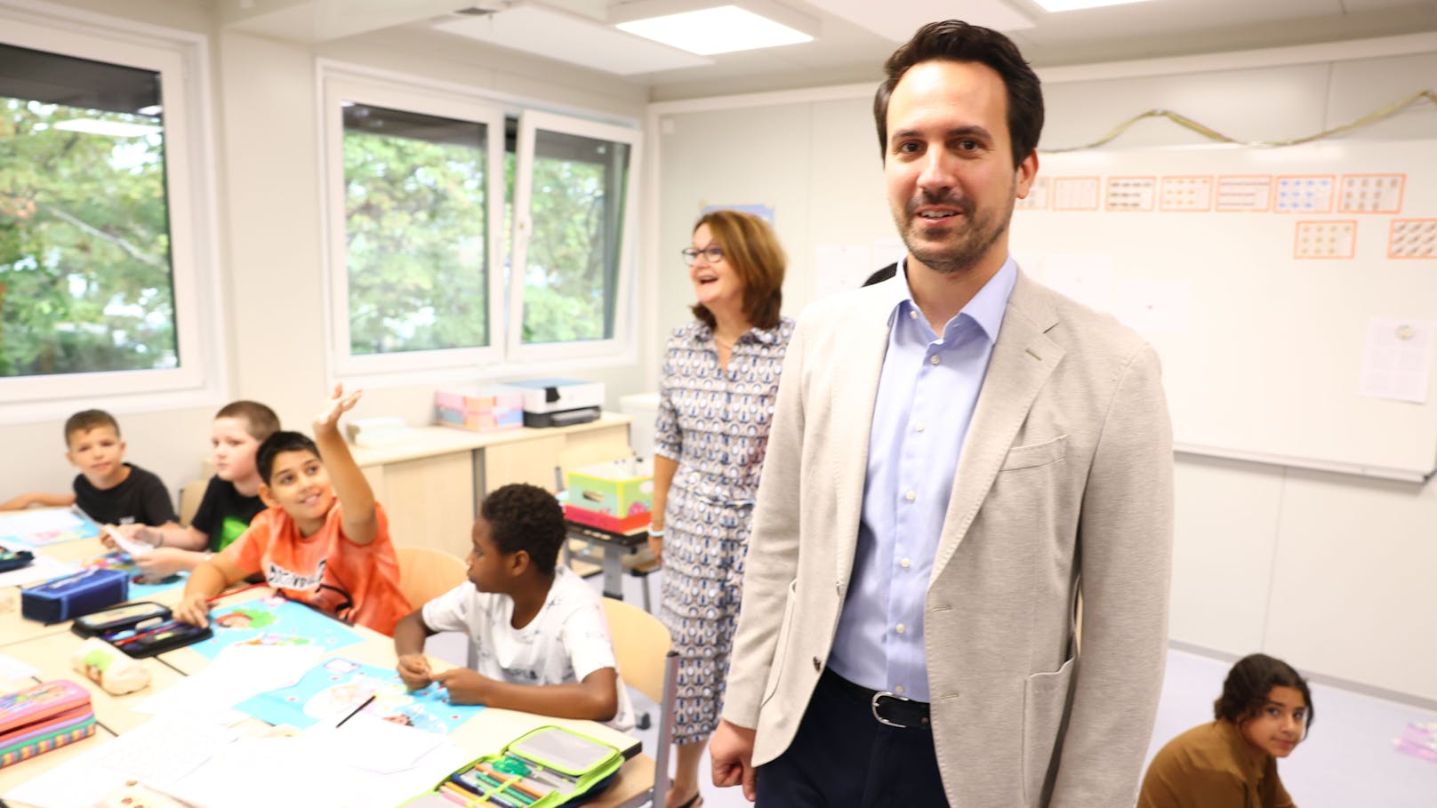 Vizebürgermeister und Bildungsstadtrat Christoph Wiederkehr in der Containerklasse.